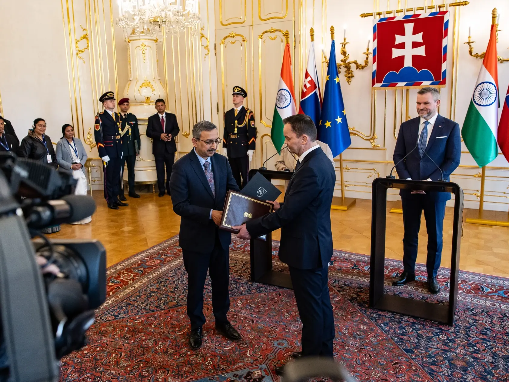 Prezident SR Peter Pellegrini víta v Grasalkovičovom paláci prezidentku Indickej republiky Draupadi Murmúovú.
