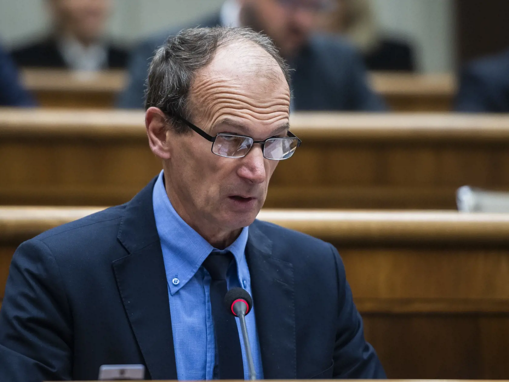 Všetkých 27 poslancov Smeru, 11 Hlasu a 20 z 21 poslancov SaS bolo za odvolanie Matoviča. Martin Klus z SaS sa hlasovania nezúčastnil. Za odvolanie boli aj poslanci ĽSNS, Republiky, Miroslav Kollár, Tomáš Valášek a Slavěna Vorobelová. Traja opoziční nezaradení poslanci (Štefan Kuffa, Filip Kuffa a Tomáš Taraba), ktorí sa do parlamentu dostali na kandidátke ĽSNS, sa hlasovania nezúčastnili.