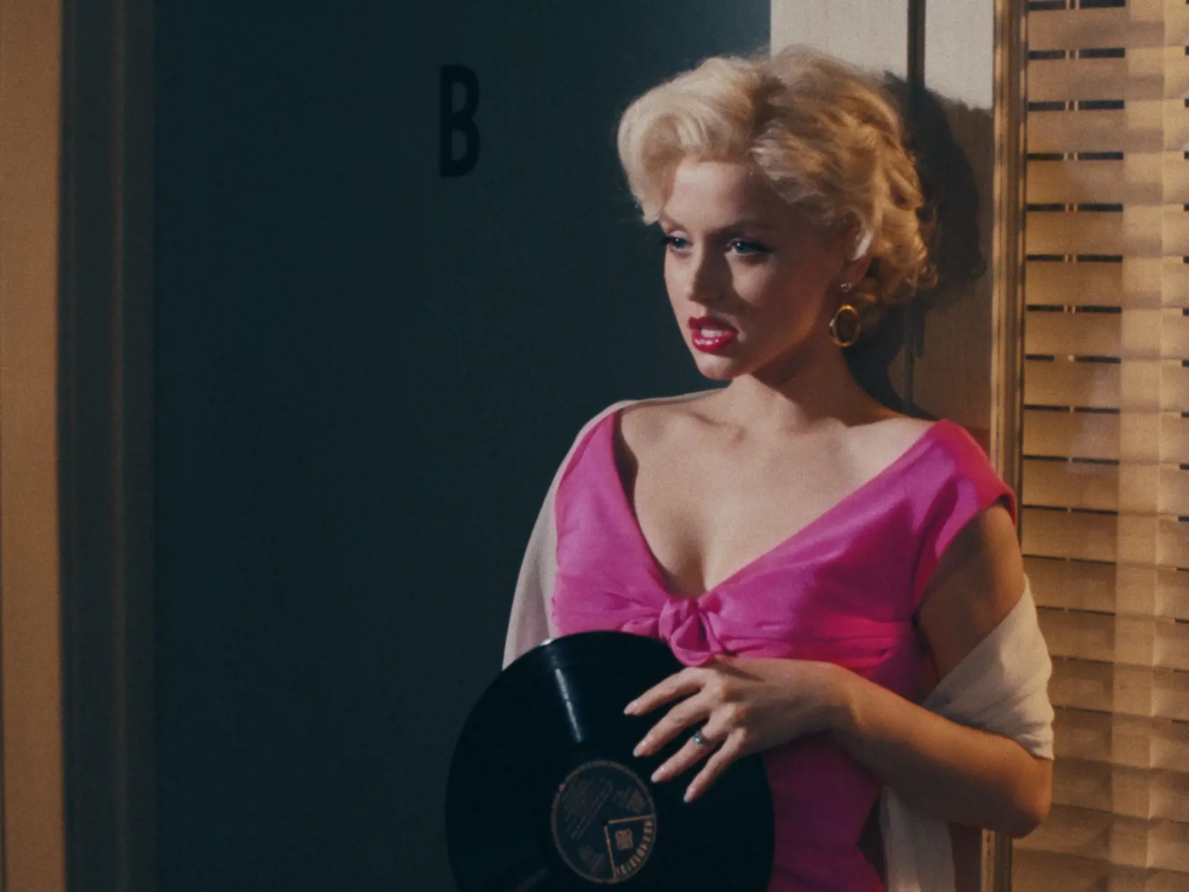 Ana de Armas vo filme Blonde ako Marilyn Monroe.