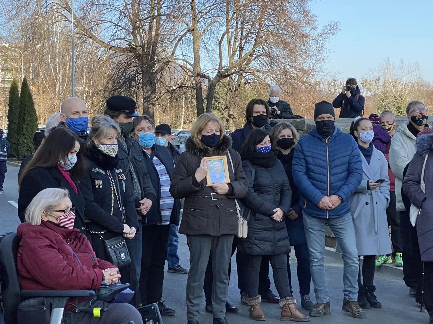 Bývalí obyvatelia Mukačevskej 7 a príbuzní zosnulých prišli pred rokom na pietnu spomienku, ktorá začala minútou ticha. Presne o 12:12, teda v čase výbuchu pred rokom, zazneli zvony na neďalekom kostole Kráľovnej Pokoja.