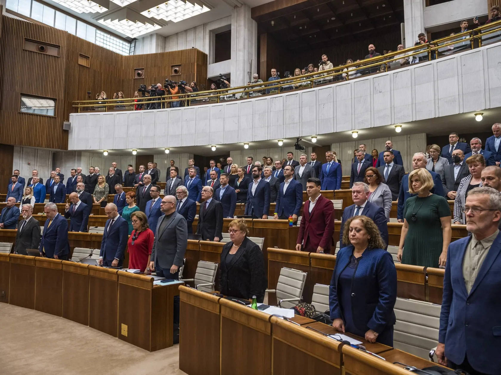 Na snímke minúta ticha za obete na zastávke Zochova počas hlasovania na 72. schôdzi NRSR o odvolaní ministra financií SR Igora Matoviča (OĽaNO) v Bratislave 4. októbra 2022. FOTO TASR - Jaroslav Novák