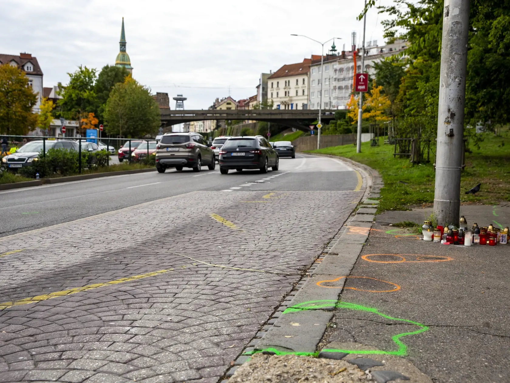 Na snímke je miesto nehody na bratislavskej autobusovej zastávke Zochova, na ktorej došlo v noci 2.10.2022 k tragickej dopravnej nehode. 
