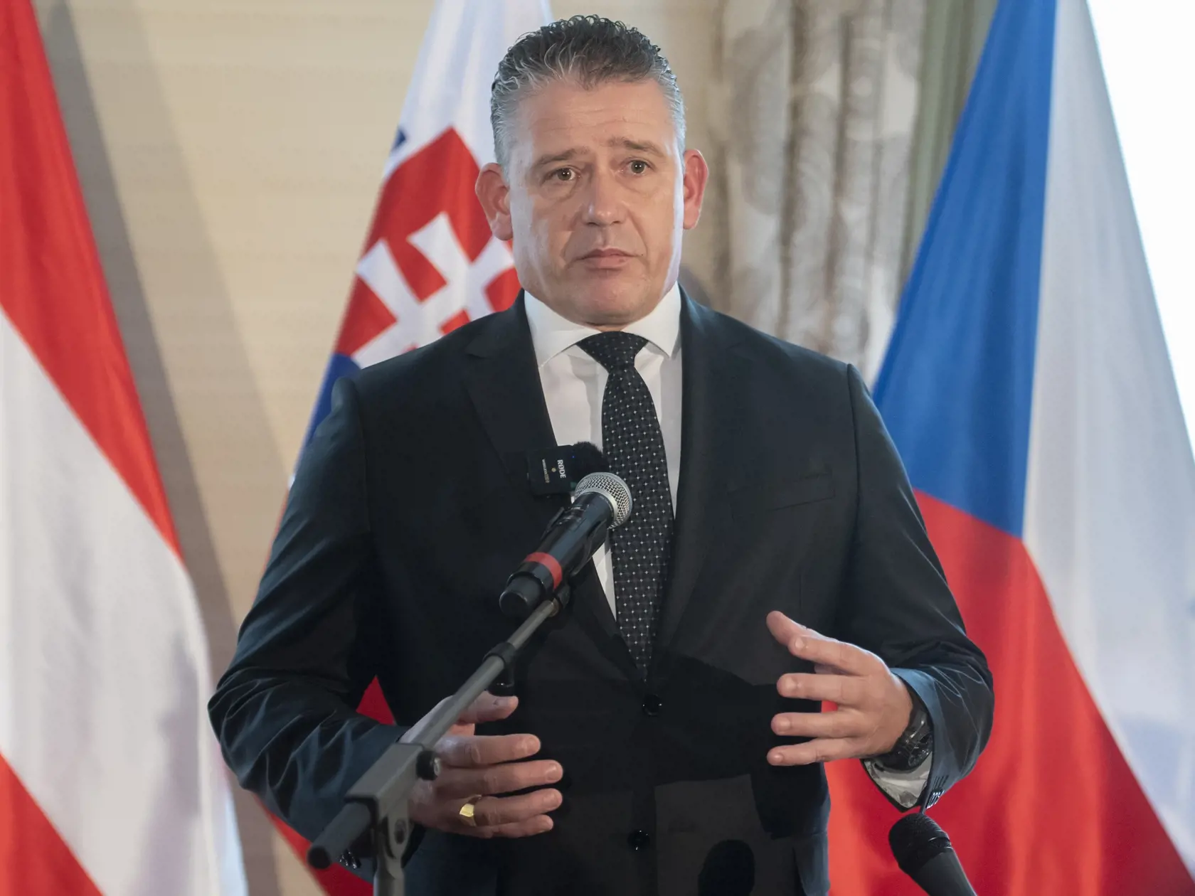 Na snímke minister vnútra SR Roman Mikulec, ktorý poskytol vyhlásenie k nedeľňajšej tragickej nehode na zastávke MHD Zochova na Staromestskej ulici v smere do Petržalky v Bratislave v pondelok 3. októbra 2022. Nehoda si podľa záchranárov vyžiadala už päť obetí. FOTO TASR - Martin Baumann