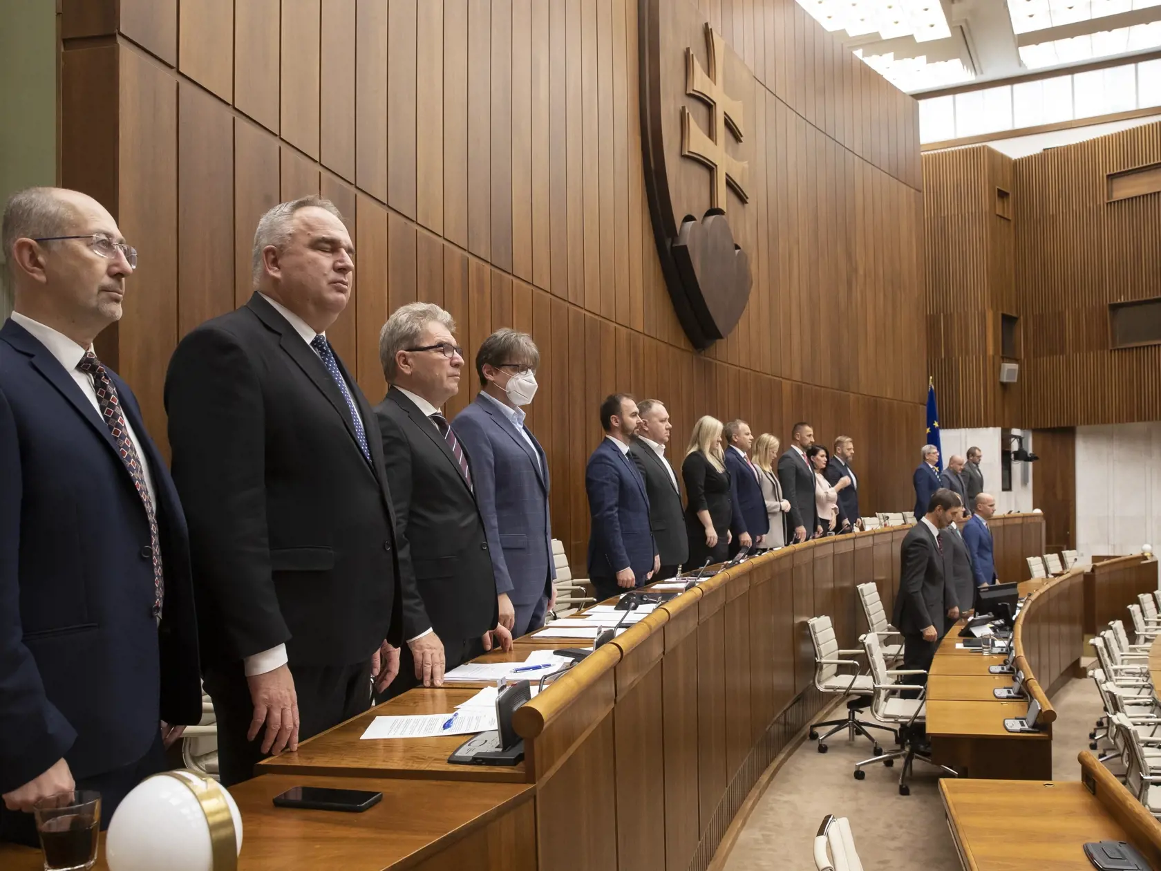 72. schôdza Národnej rady Slovenskej republiky, počas ktorej poslanci hlasovali aj o návrhu odvolania Igora Matoviča z postu ministra financií SR. Na snímke je minúta ticha za obete dopravnej nehody na Zochovej ulici v Bratislave.