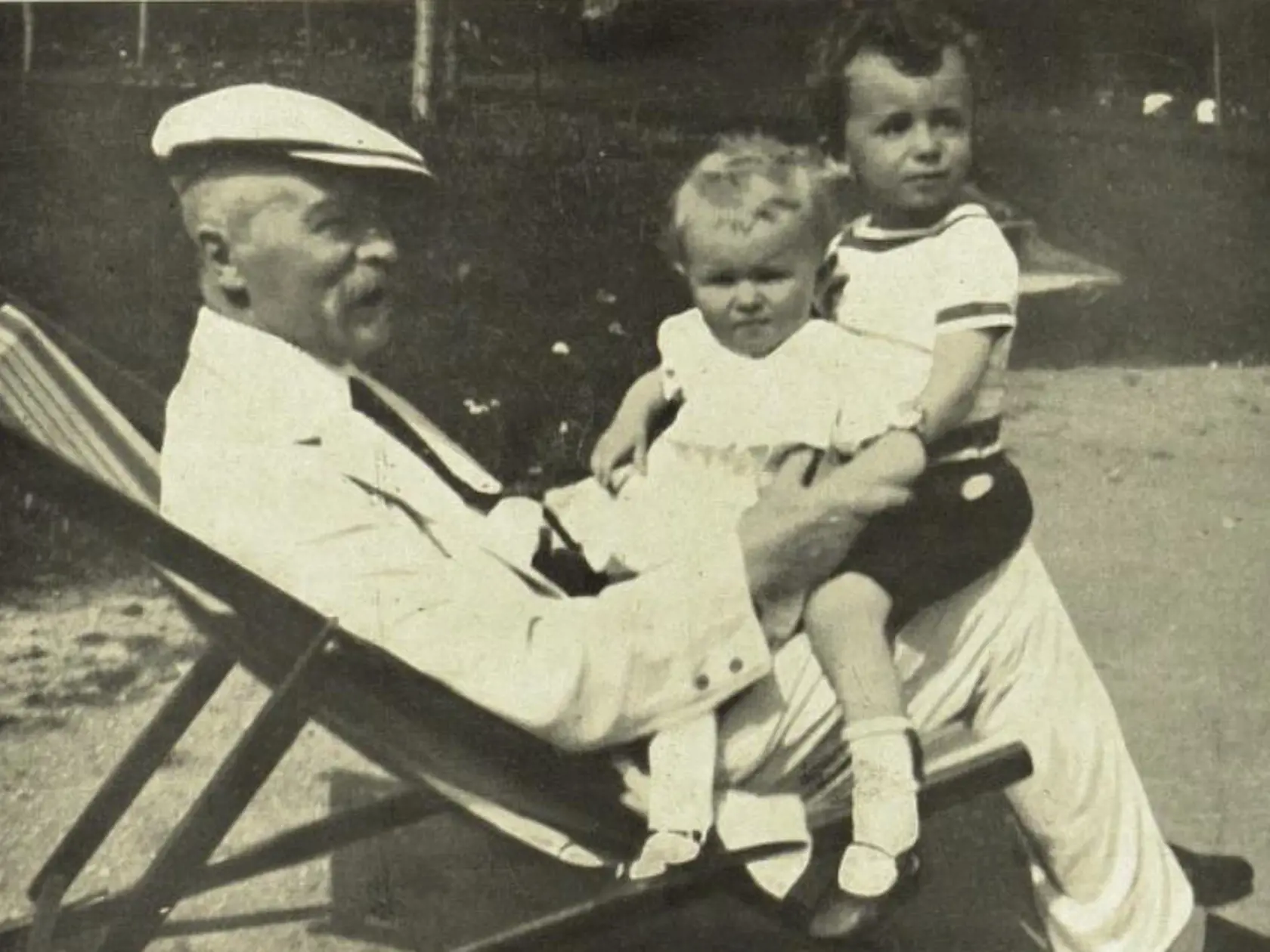 Narodila sa 27. februára 1912 v Brne ako Nataša Hodáčová. Umelecké meno si zvolila podľa svojho starého otca, historika a profesora Jaroslava Golla. Jej otcom bol masarykovský politik, poslanec parlamentu, JUDr. František Xaver Hodáč.
