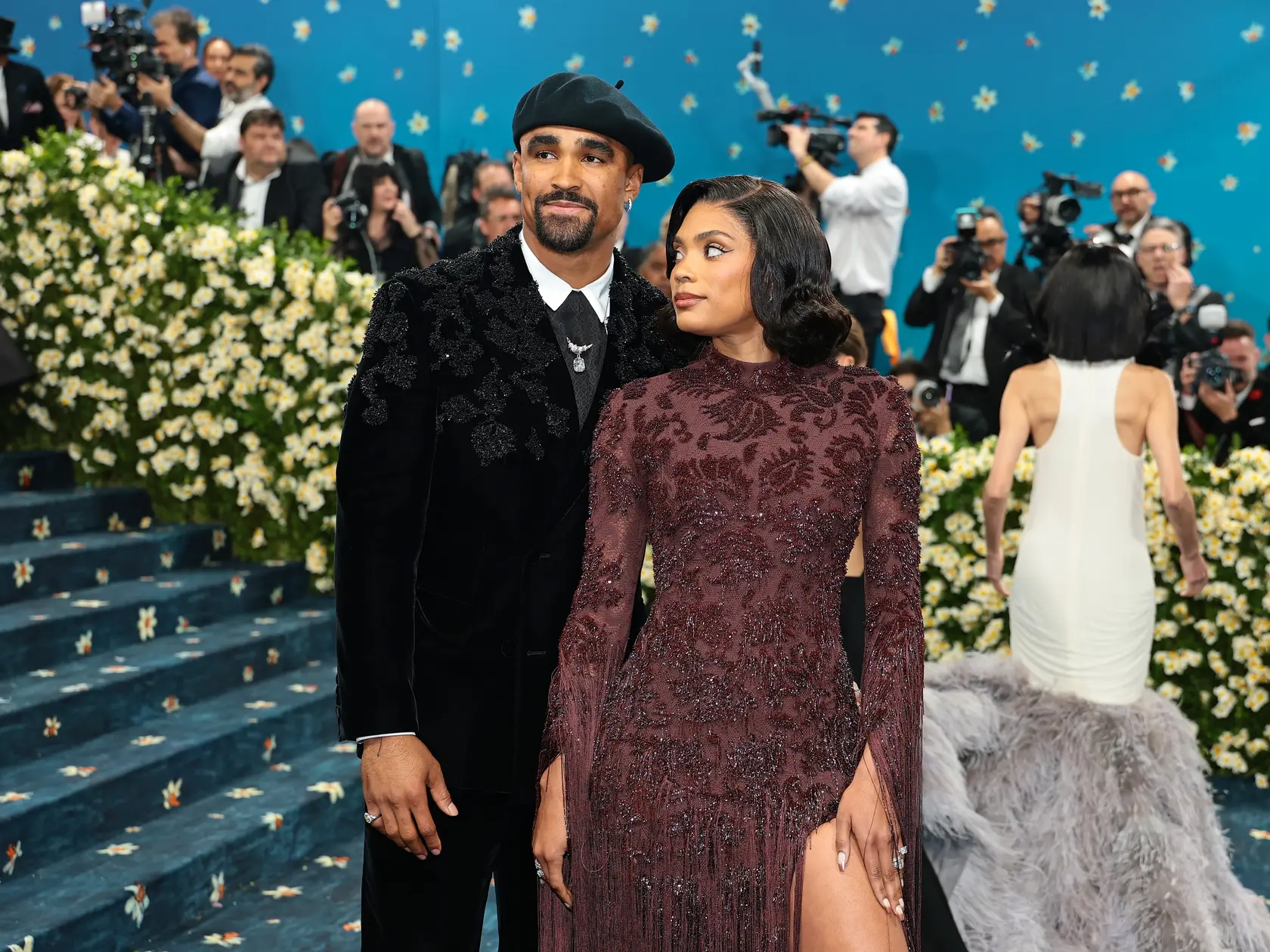 Quarterback Philadelphie Eagles, posledných víťazov Super Bowlu, Jalen Hurts došiel po boku manželky Bry.