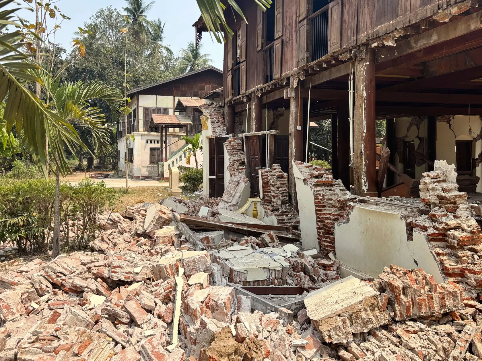 WA 17 Nepjito - Na snímke poškodené budovy v kláštornom komplexe po zemetrasení v mjanmarskej metropole Nepjito v piatok 28. marca 2025. FOTO TASR/AP


A damaged monastery is seen after an earthquake, Friday, March 28, 2025 in Naypyitaw, Myanmar. (AP Photo/Aung Shine Oo)