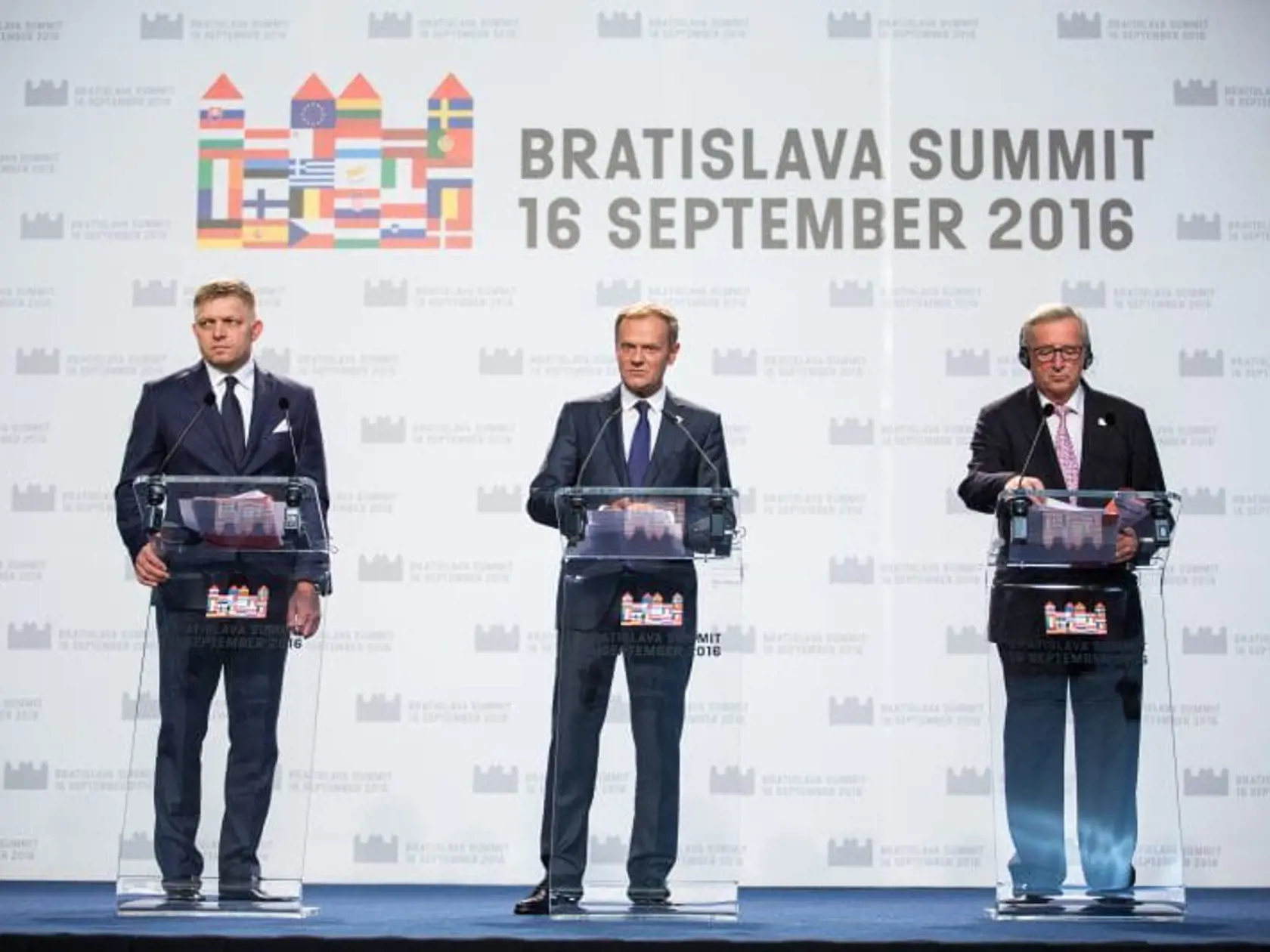 Zľava: Predseda vlády SR Robert Fico, predseda Európskej rady Donald Tusk a predseda Európskej komisie Jean-Claude Juncker.