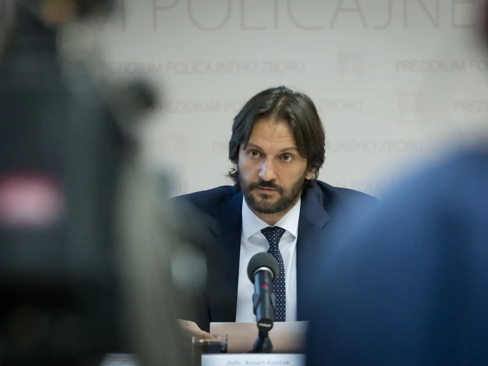 Robert Kaliňák pre svoje obchody s pochybným podnikateľom výrazne stratil dôveru.