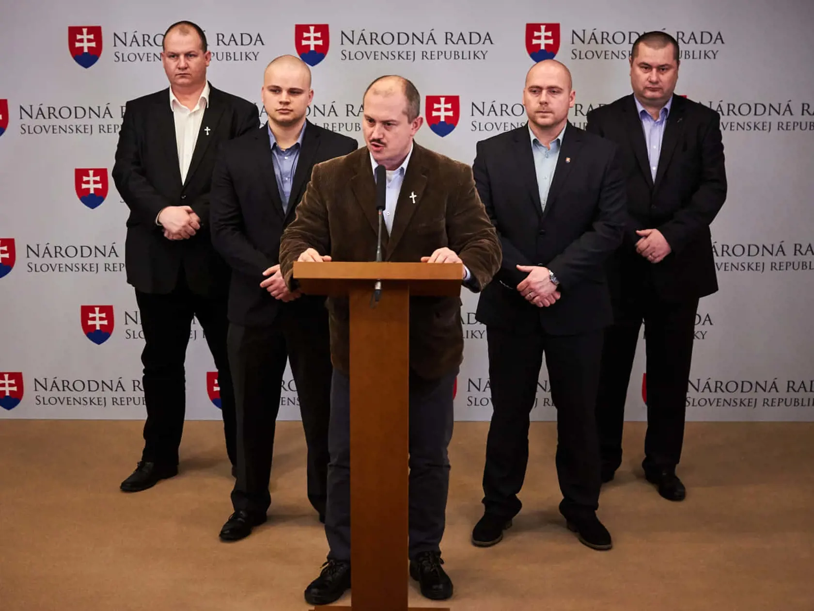 Podľa politického analytika je za rastom fašistov nedôvera ľudí v tradičné strany.