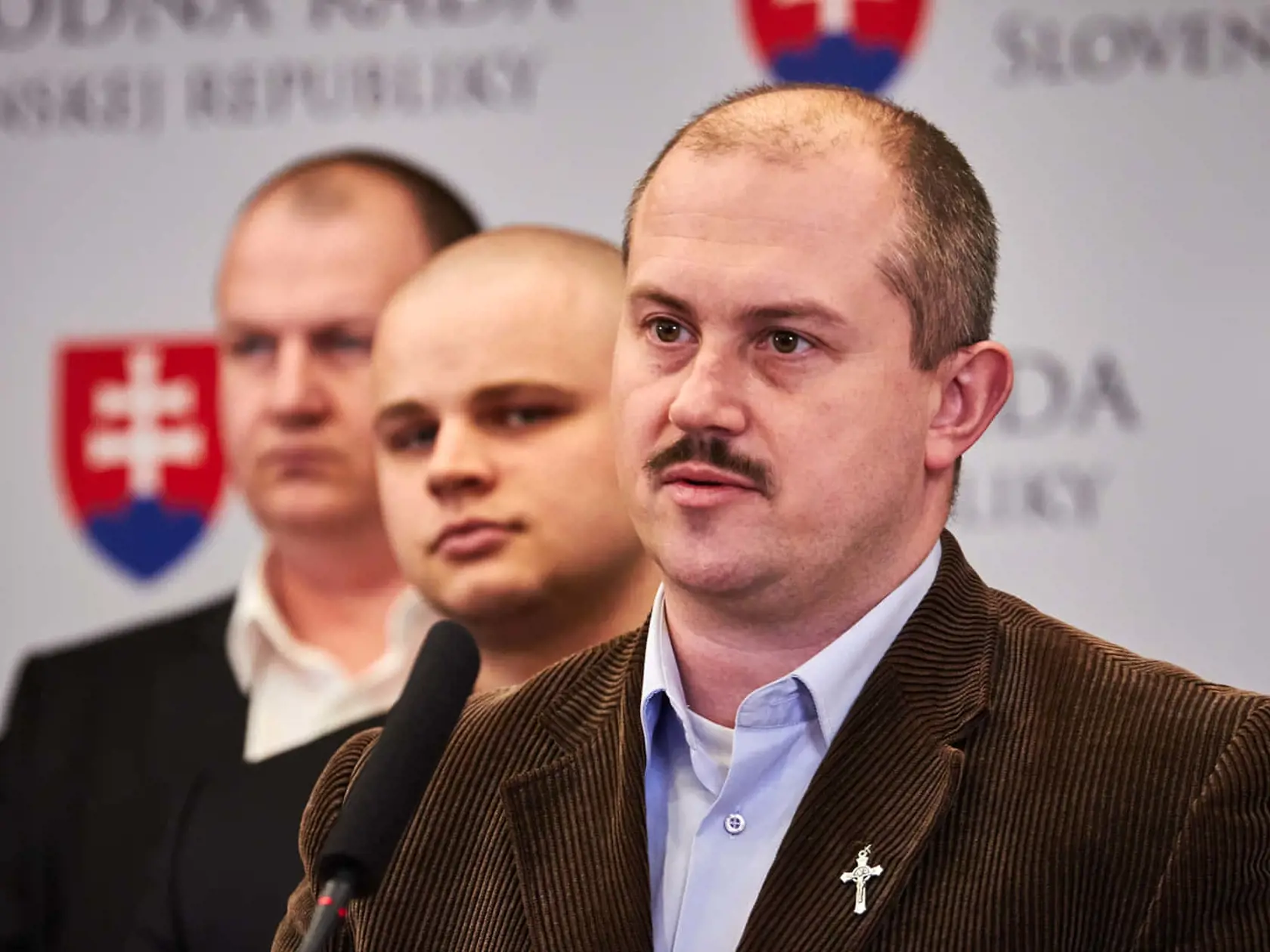 Podľa politického analytika je za rastom fašistov nedôvera ľudí v tradičné strany.