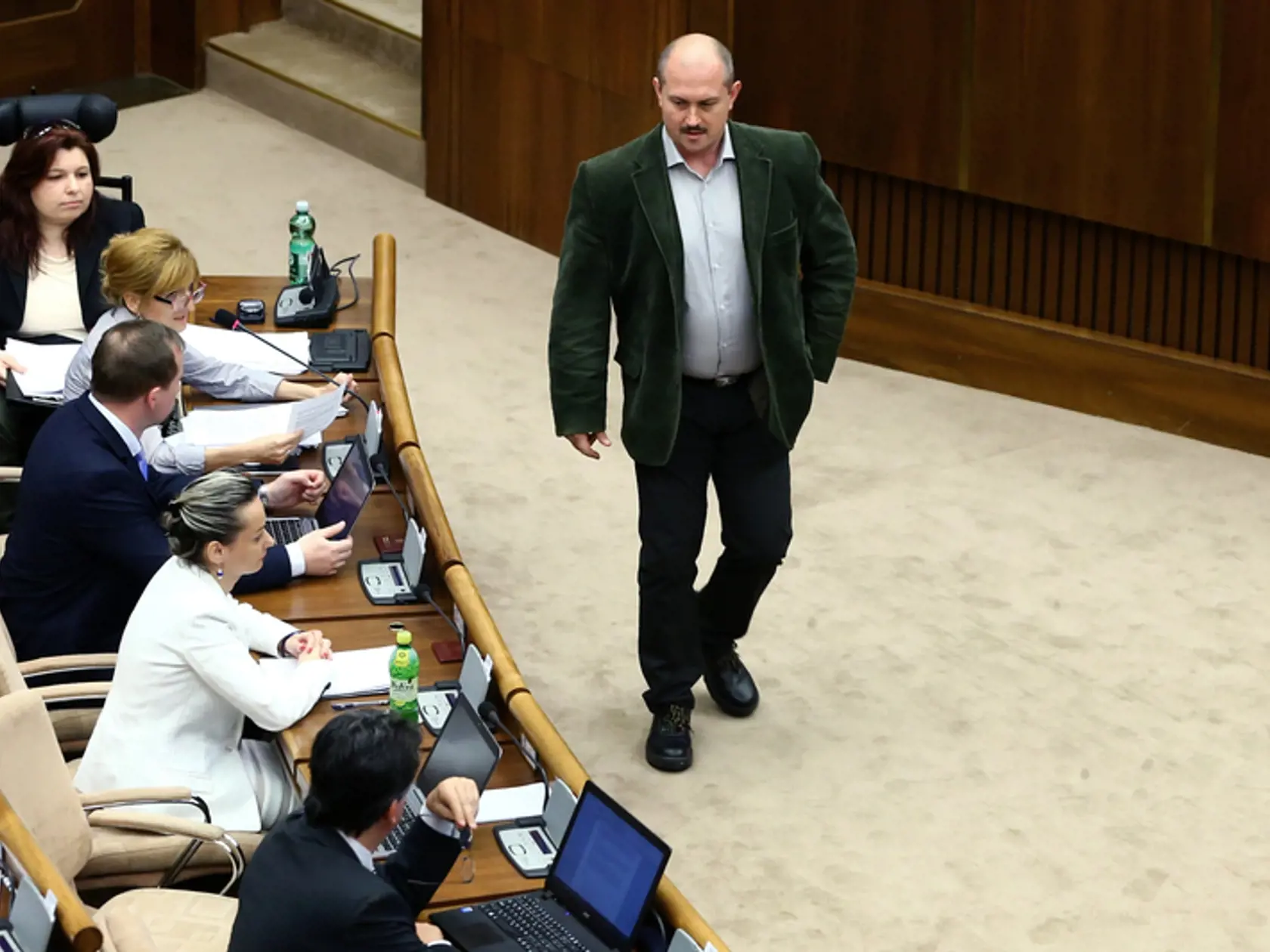 Podľa politického analytika je za rastom fašistov nedôvera ľudí v tradičné strany.