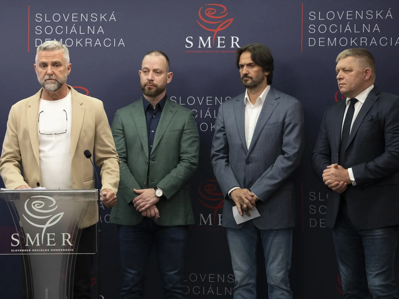 Tlačová konferencia politickej strany SMER Slovenská sociálna demokracia na tému rozsudku v kauze objednávky vraždy Jána Kuciaka a Martiny Kušnírovej a prípadnej inej verzii, ktorej nebola venovaná pozornosť. Na snímke zľava je Tibor Gašpar, Marek Para, Robert Kaliňák a Robert Fico.