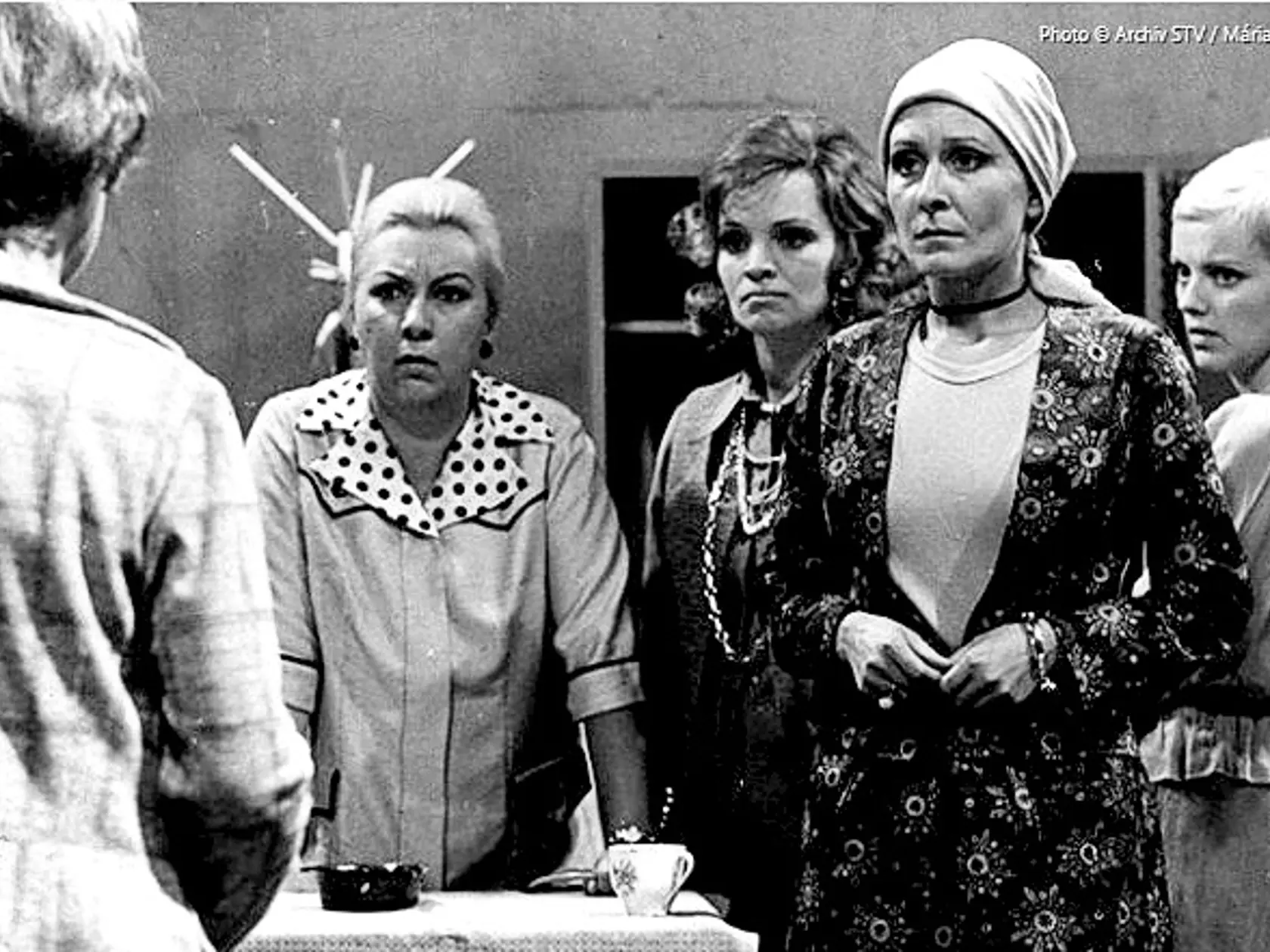 Predajňa 004 (1975): Inšpektora hral Stano Dančiak († 75), predavačky - zľava Magda Paveleková († 84), Ida Rapaičová, Zora Kolínska († 60) a Jarmila Koleničová.