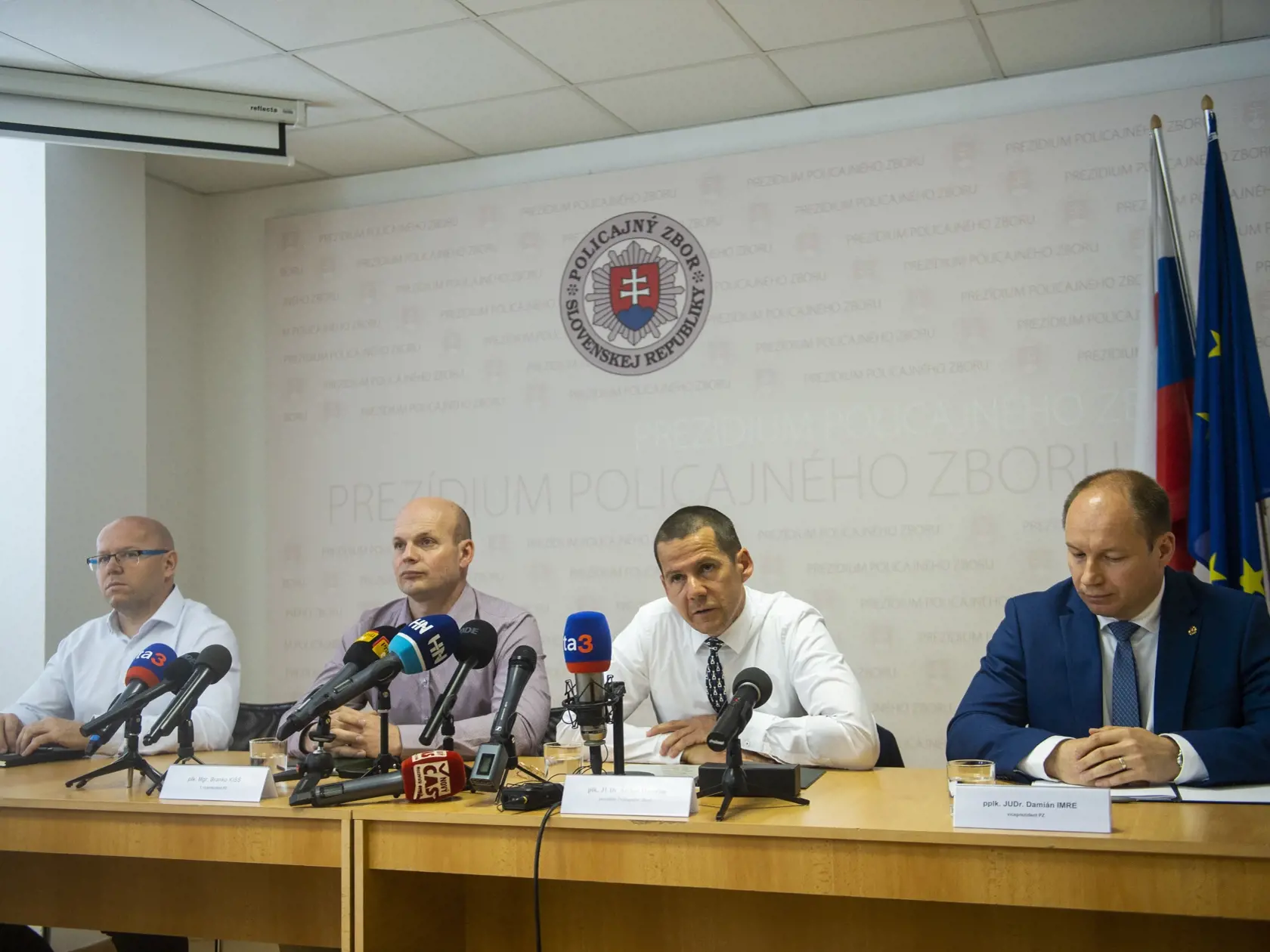 Na snímke zľava riaditeľ Národnej kriminálnej agentúry (NAKA) Ľubomír Daňko, 1. viceprezident Policajného zboru SR Branko Kišš, prezident Policajného zboru SR Štefan Hamran a viceprezident PZ SR Damián Imre počas tlačovej konferencie na tému - Reakcia na medializované informácie 16. mája 2022 v Bratislave. FOTO TASR - Jakub Kotian