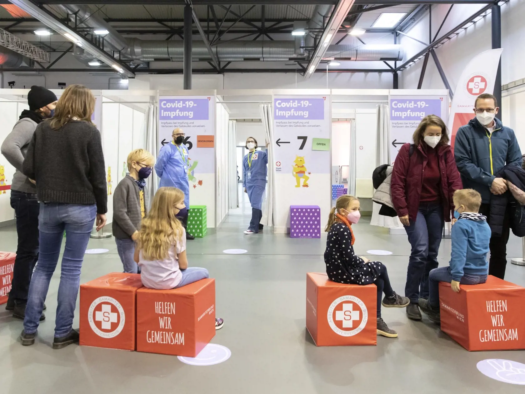 Deti čakajú s rodičmi na vakcínu Pfizer počas očkovania detí proti ochoreniu COVID-19.