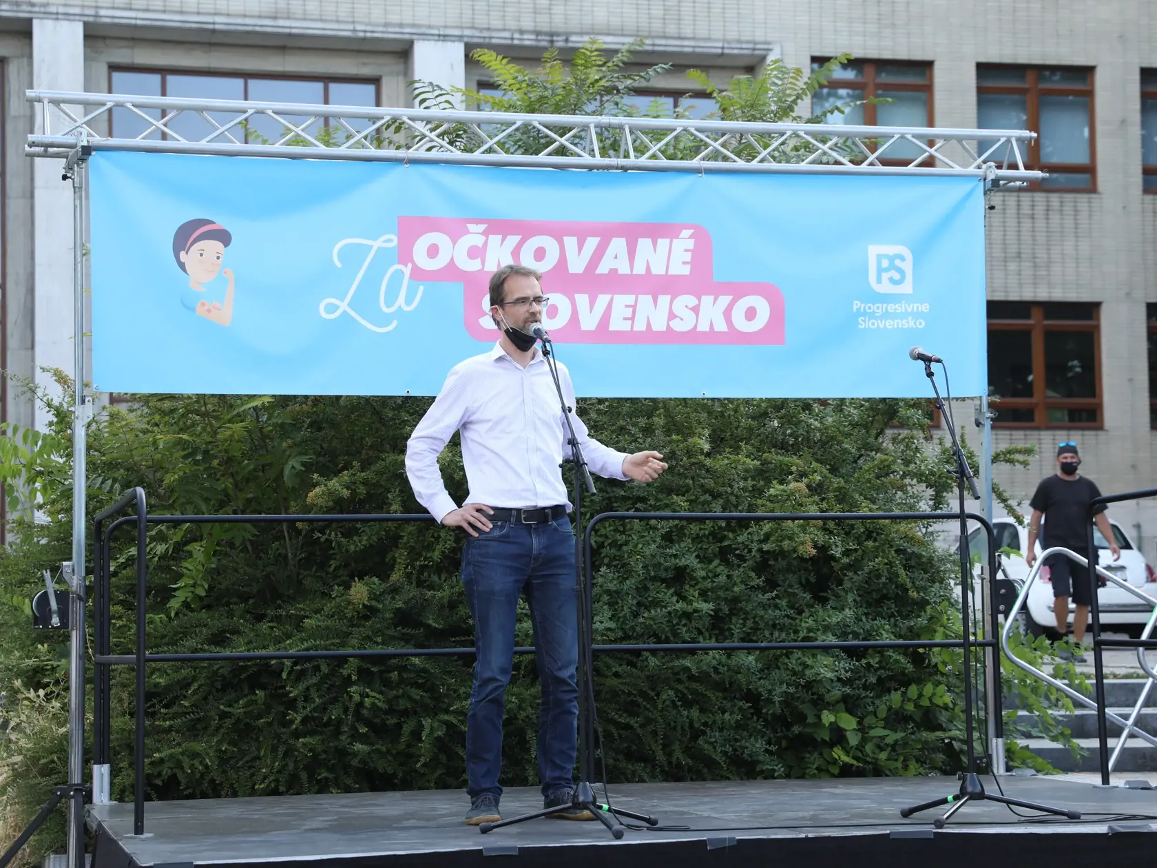 Na snímke je demonštrácia na podporu očkovania na bratislavskom Námestí slobody, počas ktoréj sa ľudia mohli zaočkovať jednodávkovou vakcínou. Akciu na podporu očkovania zorganizovalo Progresívne Slovensko. Na snímke je lekár Tomáš Szalay.