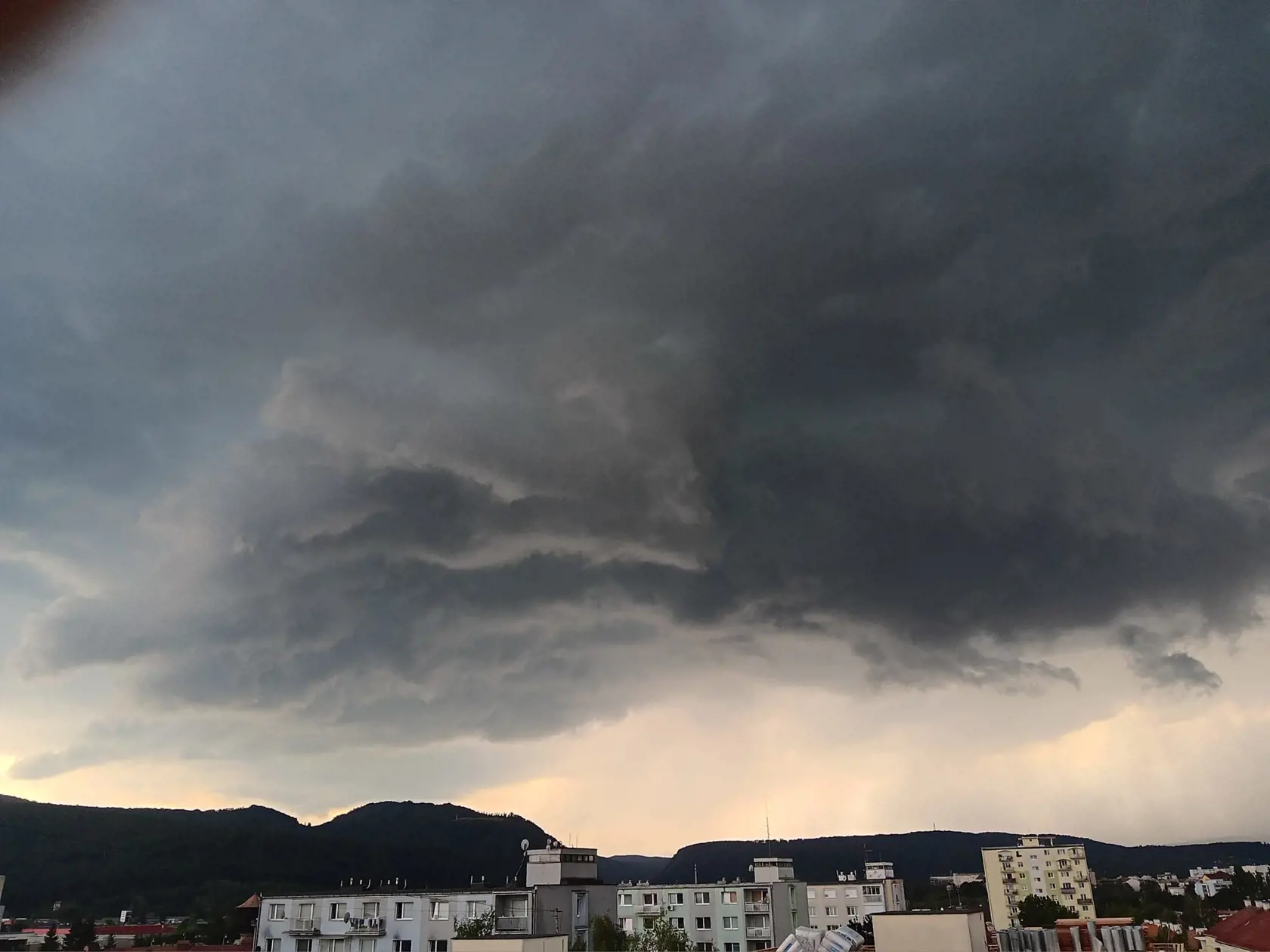 Krúpy, silný vetrisko a dážď. Už onedlho sa prirútia silné lejaky.