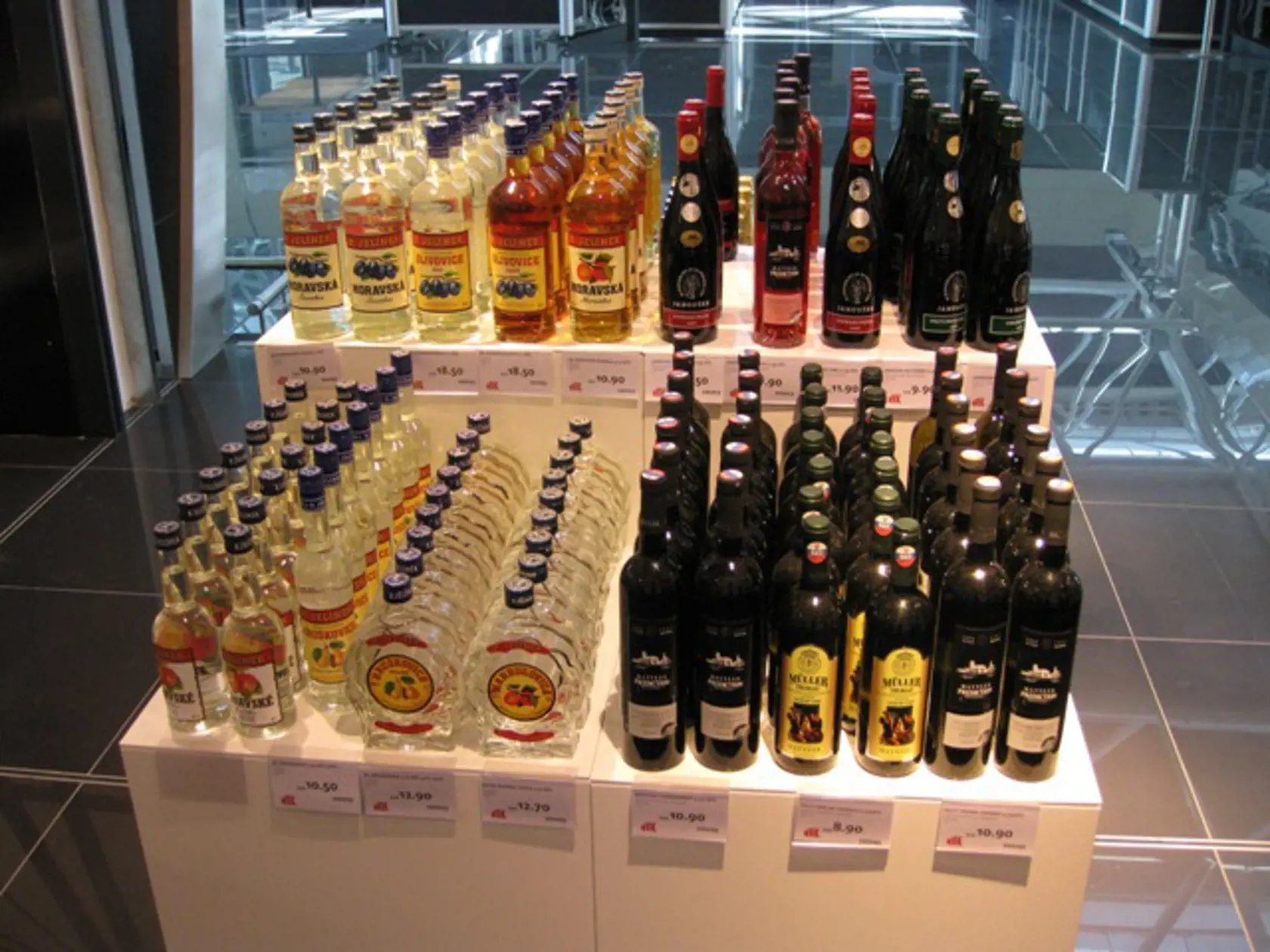 ALKOHOL: V duty free obchode ho predávajú
za slušné ceny.