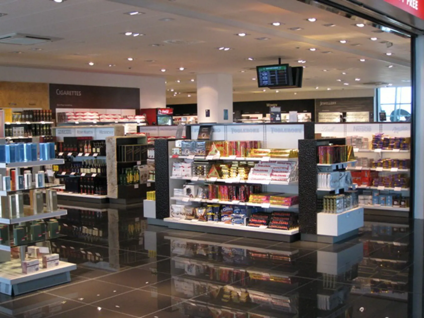 ZAUJÍMAVO RIEŠENÝ: Duty free obchod
ponúka luxusný tovar .