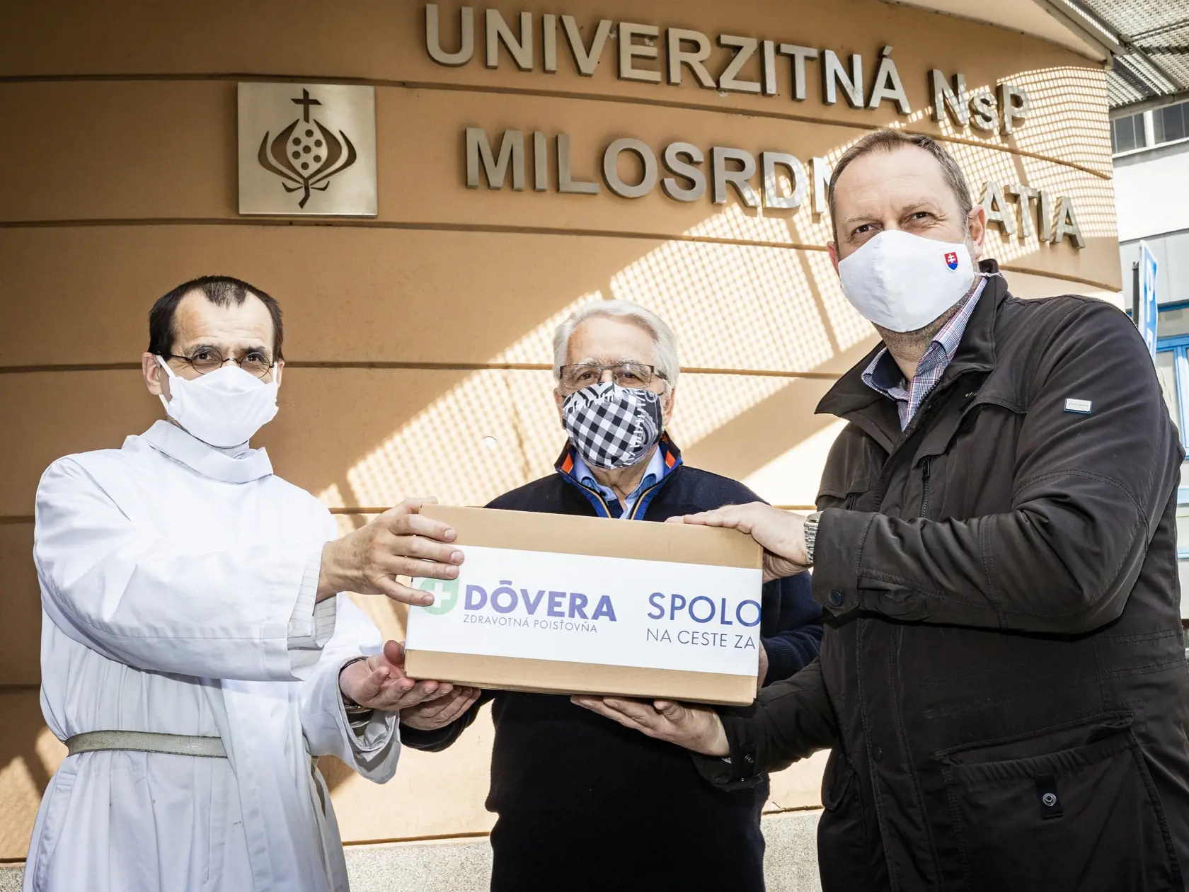 Zástupca zdravotnej poisťovne Dôvera Branislav Cehlárik odovzdal riaditeľovi Univerzitnej Nemocnice s poliklinikou Milosrdní  Bratia JUDr. Michalovi Tinákovi dar v podobe 100 kusov respirátorov.