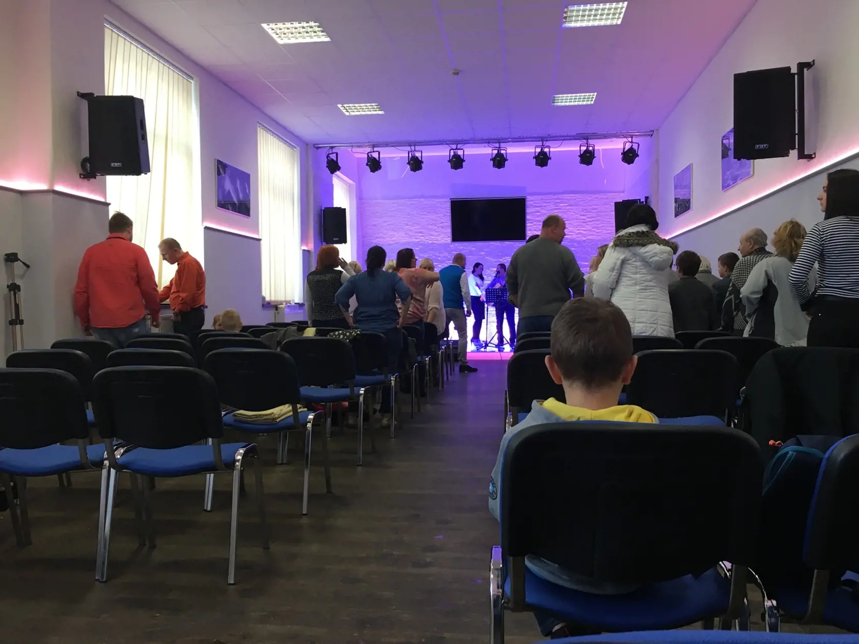 Hudobná skupina otvorila svojimi náboženskými piesňami podujatie, z davu sa začali ozývať výkriky a ľudia nekontrolovane padali na zem.