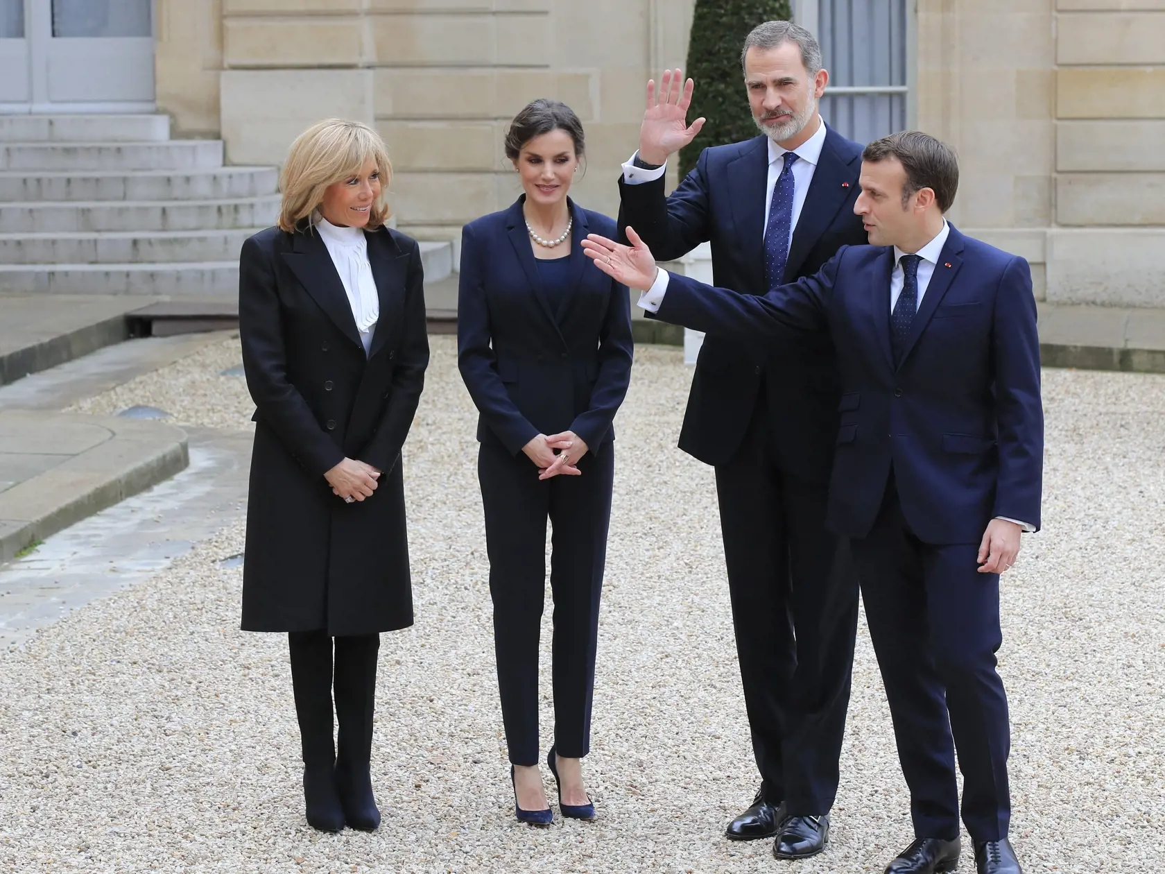 Francúzsky prezident Emmanuel Macron (vpravo), jeho manželka Brigitte Macronová (vľavo), španielsky kráľ Filip VI. a španielska kráľovná Letizia pred obedom v Elyzejskom paláci 11. marca 2020 v Paríži.