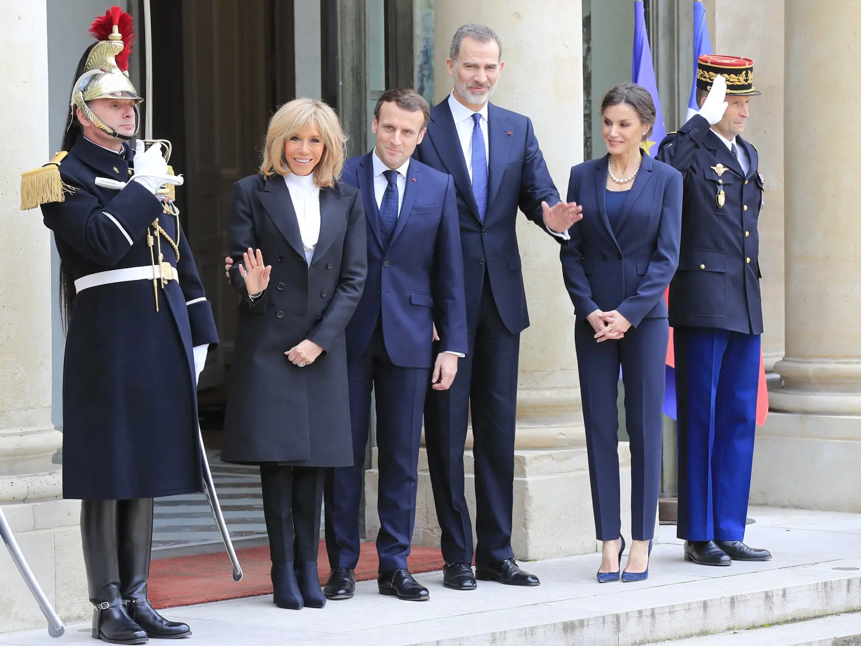 Francúzsky prezident Emmanuel Macron (tretí zľava), jeho manželka Brigitte Macronová (druhá vľavo), španielsky kráľ Filip VI. a španielska kráľovná Letizia mávajú pred obedom v Elyzejskom paláci 11. marca 2020 v Paríži.