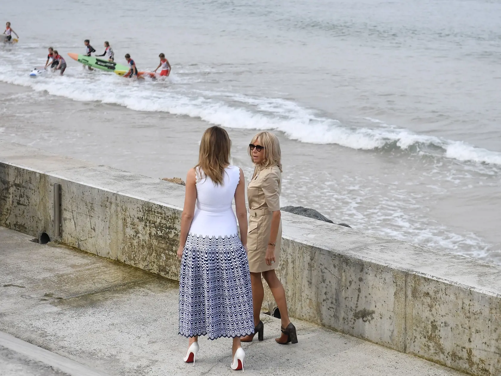 Prvé dámy Brigitte Macronová a Melania Trumpová pôsobili na samite G7 ako nové najlepšie kamošky.