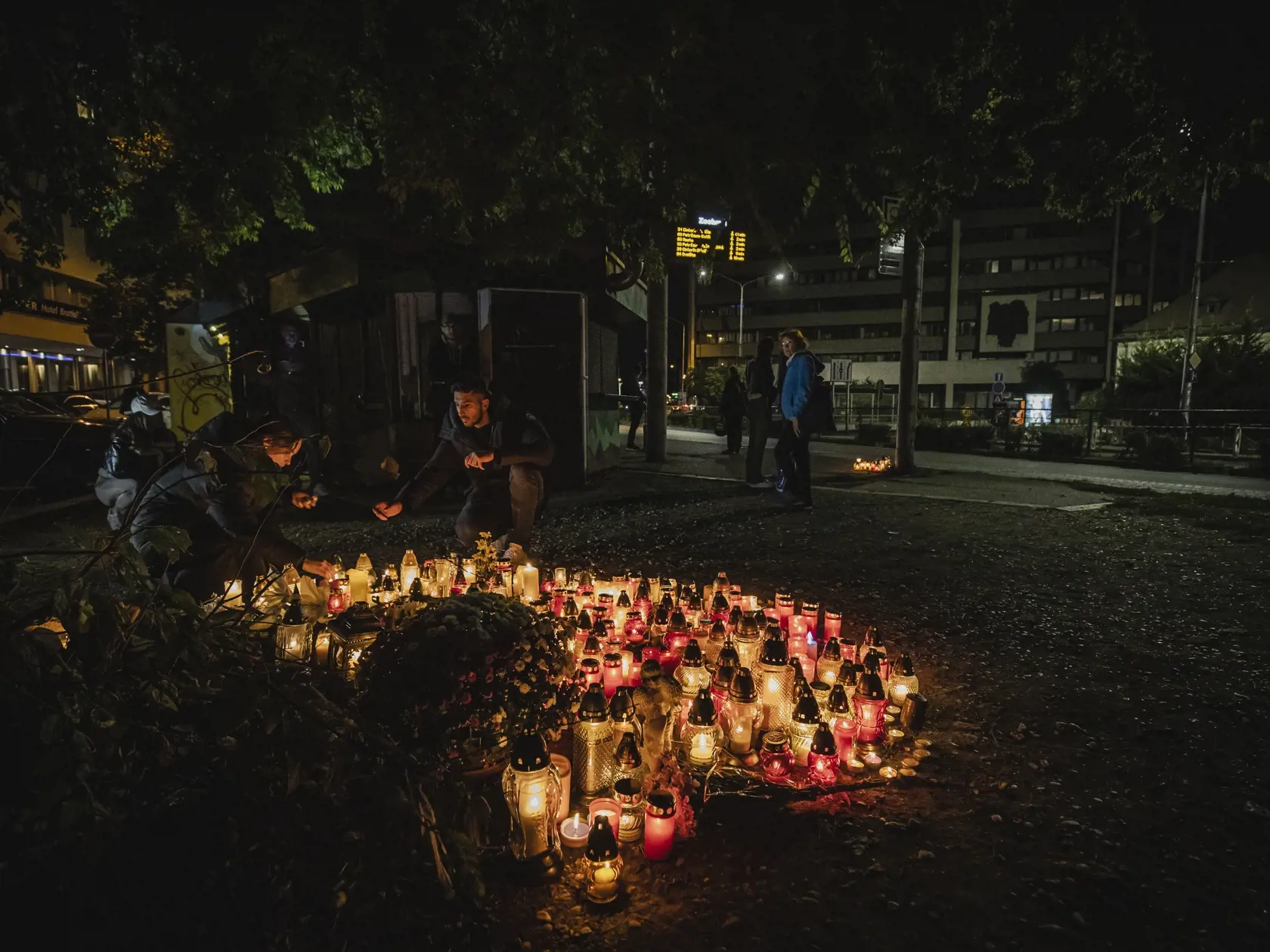 Na snímke pietna sviečková spomienka na bratislavskej autobusovej zastávke Zochova, na ktorej došlo v noci 2.10.2022 k tragickej dopravnej nehode, pri ktorej zahynulo minimálne 5 osôb. Za volantom vozidla, ktoré nehodu spôsobilo, sedel generálny sekretár Deaflympijského výboru Slovenska Dušan Dědeček.