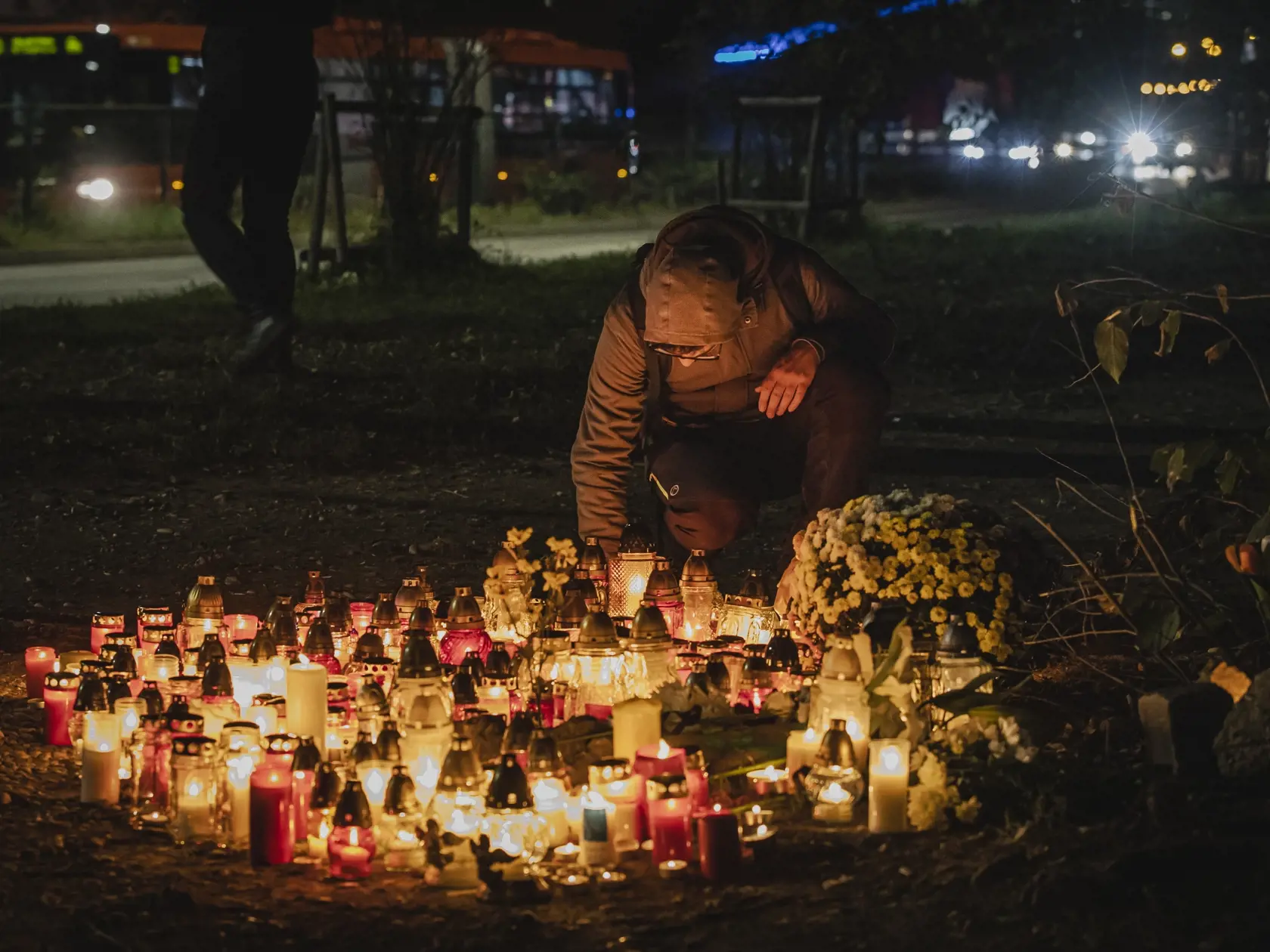 Na snímke pietna sviečková spomienka na bratislavskej autobusovej zastávke Zochova, na ktorej došlo v noci 2.10.2022 k tragickej dopravnej nehode, pri ktorej zahynulo minimálne 5 osôb. Za volantom vozidla, ktoré nehodu spôsobilo, sedel generálny sekretár Deaflympijského výboru Slovenska Dušan Dědeček.