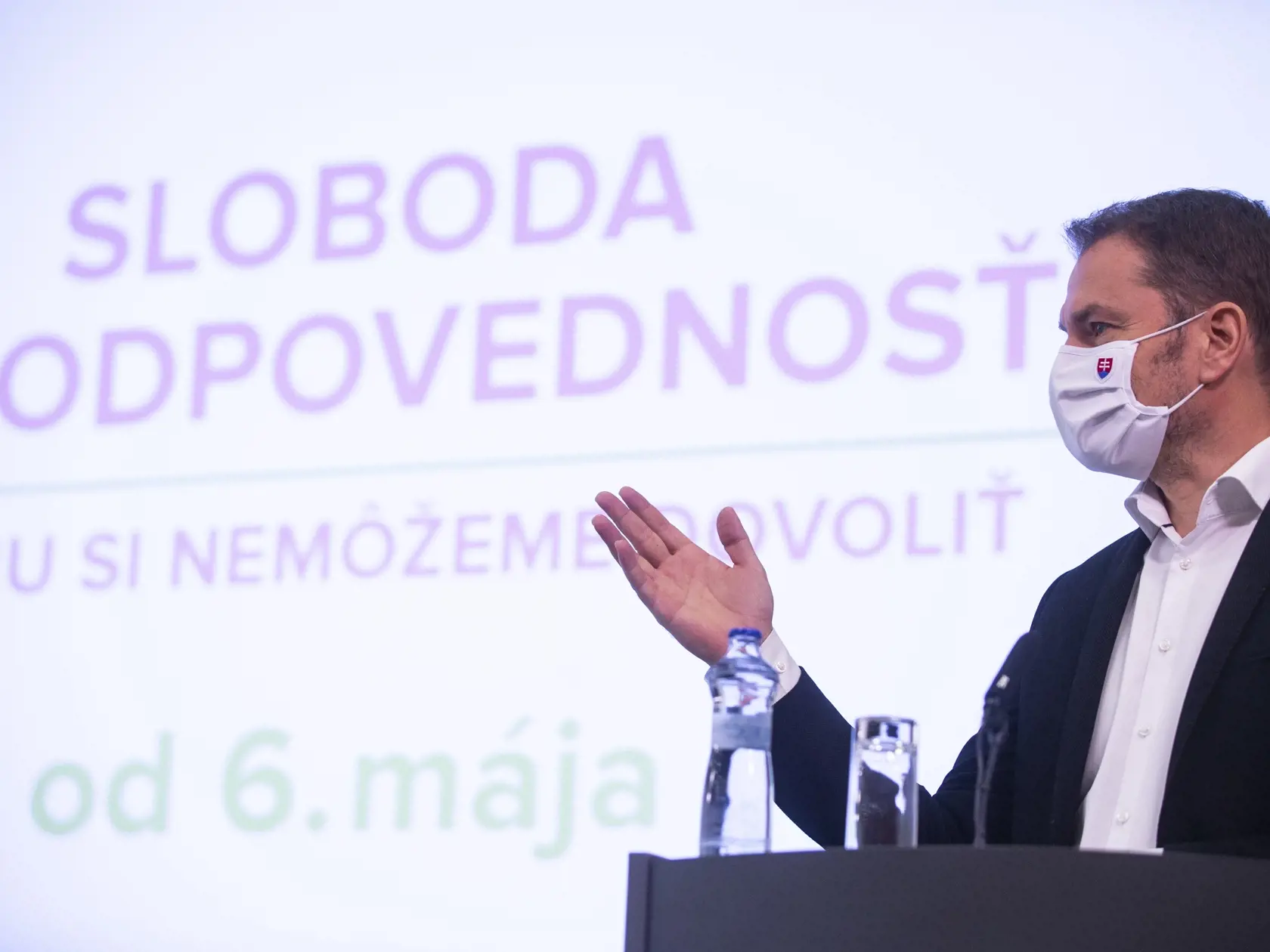 Na snímke predseda vlády SR Igor Matovič (OĽaNO) počas tlačovej konferencie po stretnutí s konzíliom odborníkov – epidemiológov na tému: Druhú vlnu epidémie si nemôžeme dovoliť 4. mája 2020 v Bratislave. FOTO TASR - Jakub Kotian