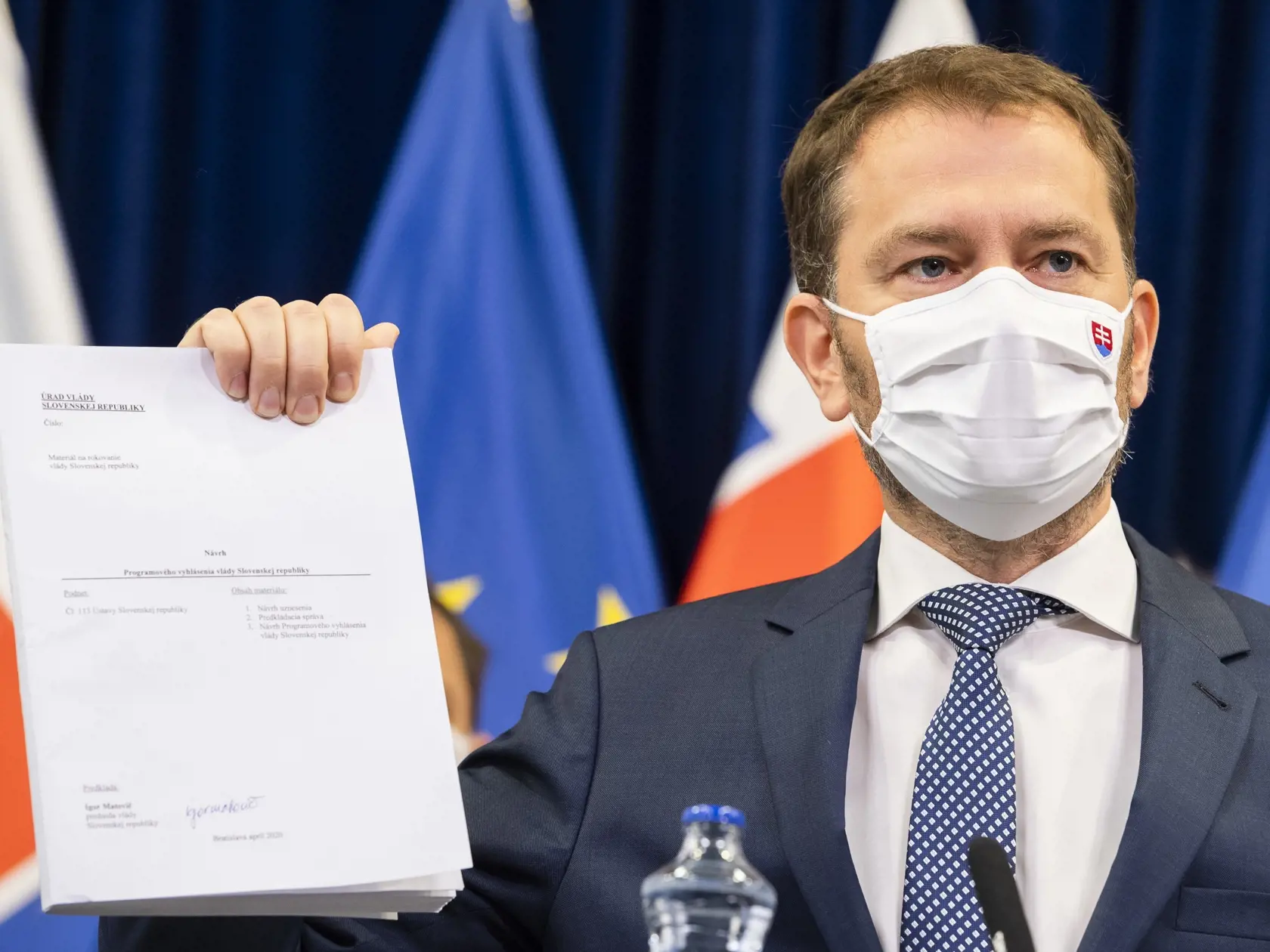 Na snímke predseda vlády SR Igor Matovič (OĽaNO) drží v ruke programové vyhlásenie vlády SR počas tlačovej konferencie po 12. rokovaní vlády SR v Bratislave 19. apríla 2020. FOTO TASR - Jaroslav Novák