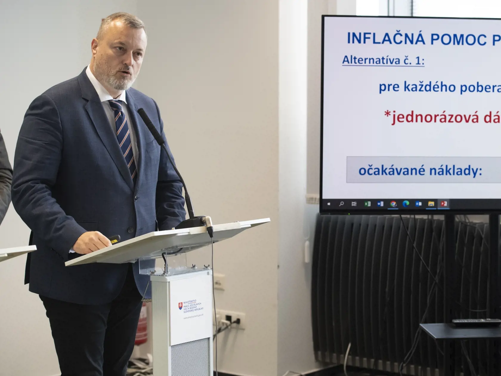 Na snímke minister práce, sociálnych vecí a rodiny SR Milan Krajniak počas spoločnej tlačovej konferencie k druhému balíku inflačnej finančnej pomoci pre vybrané skupiny obyvateľov 25. augusta 2022 v Bratislave. FOTO TASR - Pavel Neubauer

