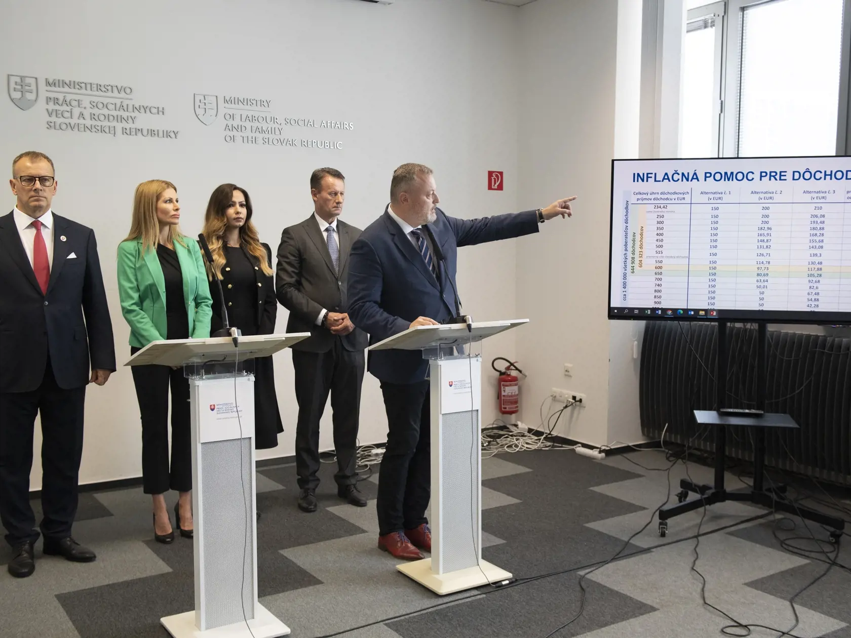 Na snímke vľavo predseda Národnej rady SR Boris Kollár a vpravo minister práce, sociálnych vecí a rodiny SR Milan Krajniak počas spoločnej tlačovej konferencie k druhému balíku inflačnej finančnej pomoci pre vybrané skupiny obyvateľov 25. augusta 2022 v Bratislave. FOTO TASR - Pavel Neubauer

