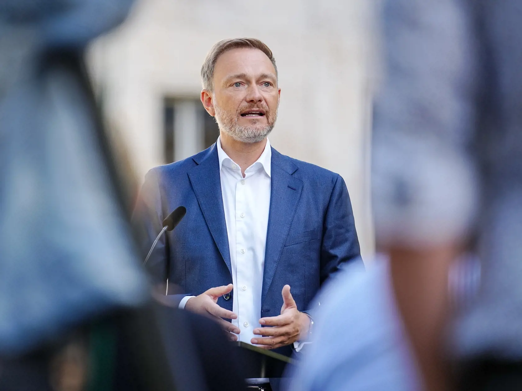 KK21 Berlín - Nemecký minister financií Christian Lindner  formálne predstavil plán daňových úľav v roku 2023 v hodnote 10 miliárd eur na zmiernenie negatívneho vplyvu vysokej inflácie na domácnosti, 10. augusta 2022 v Berlíne. FOTO TASR/DPA 
10.08.2022, Berlin: Christian Lindner (FDP), Bundesminister der Finanzen, gibt ein Pressestatement Statement zu den Eckpunkten eines Inflationsausgleichsgesetzes. Foto: Kay Nietfeld/dpa +++ dpa-Bildfunk +++