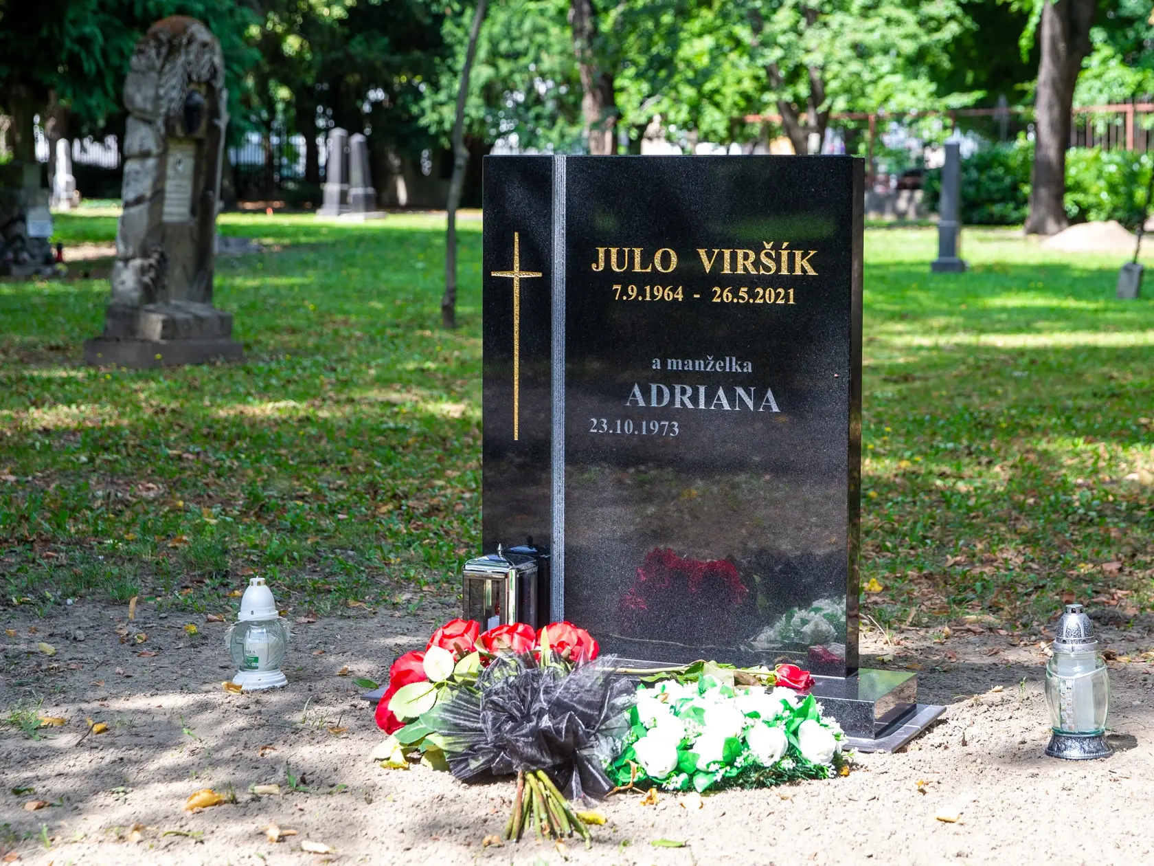 Na snímke je hrob Jula Viršíka na Ondrejskom cintoríne v Bartislave. 