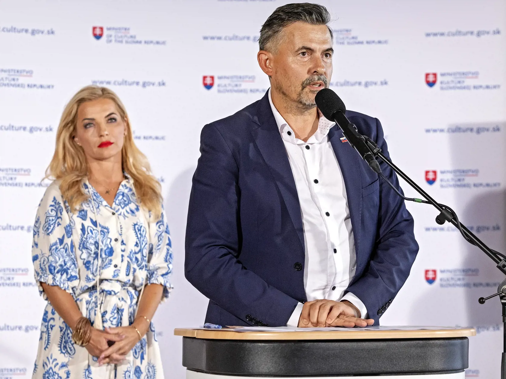 Šimkovičovej pravá ruka Lukáš Machala.
