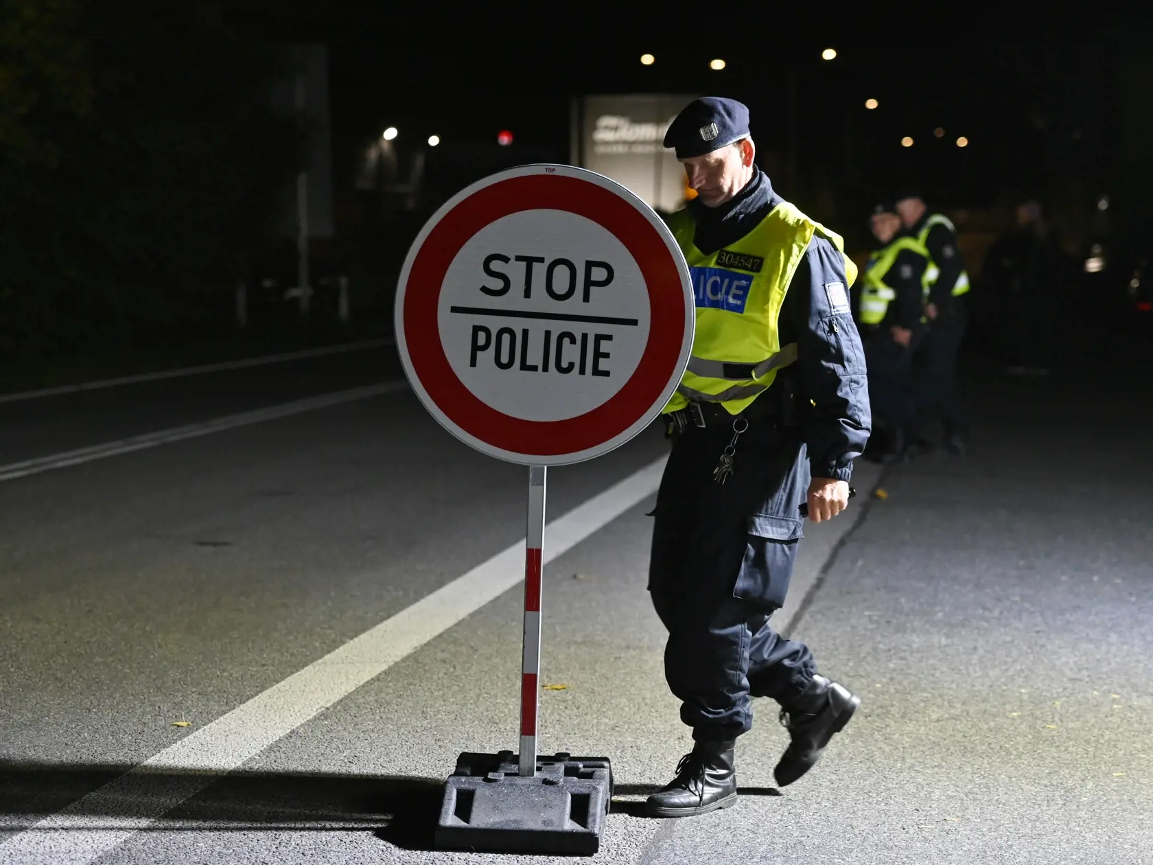 Na snímke policajti a dopravná značka Stop polícia na hraniciach medzi Českou republikou a Slovenskou republikou v českom meste Hodonín vo štvrtok 29. septembra 2022.
