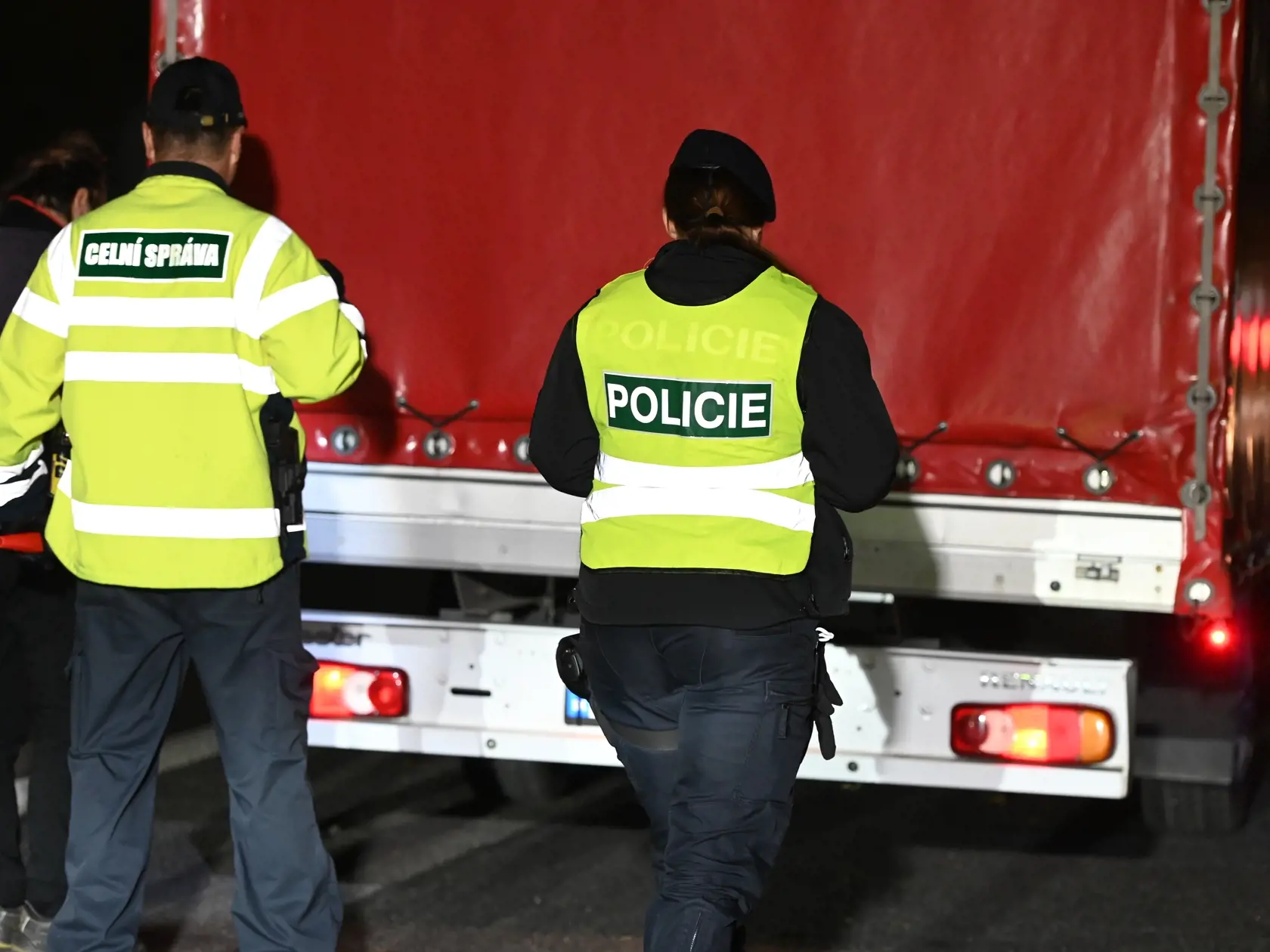 Na snímke príslušníčka českej polície a colník počas policajnej kontroly kamióna na hraniciach medzi Českou republikou a Slovenskou republikou v českom meste Hodonín vo štvrtok 29. septembra 2022.