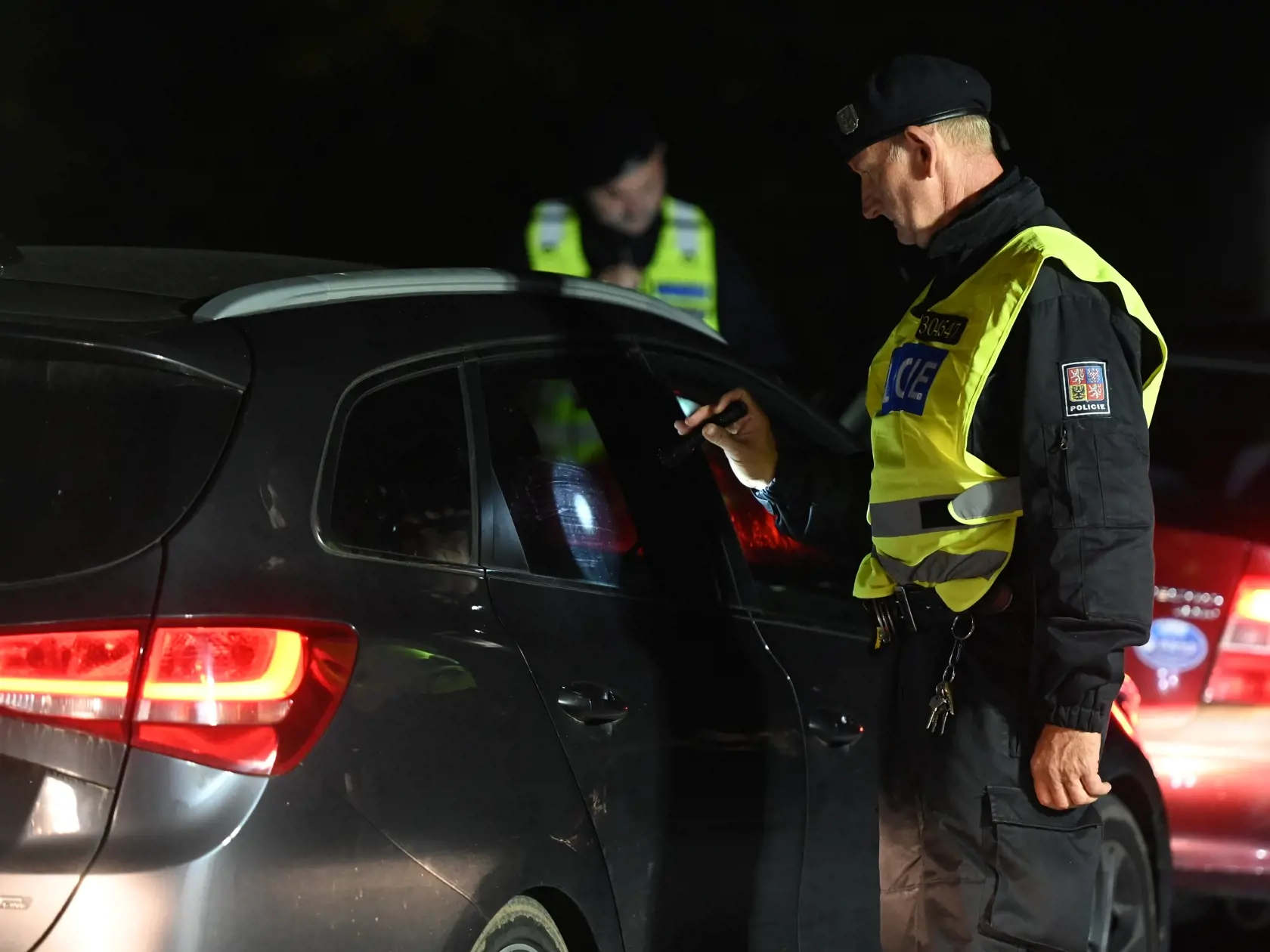 Na snímke príslušníci českej polície počas policajnej kontroly osobných vozidiel na hraniciach medzi Českou republikou a Slovenskou republikou v českom meste Hodonín vo štvrtok 29. septembra 2022.