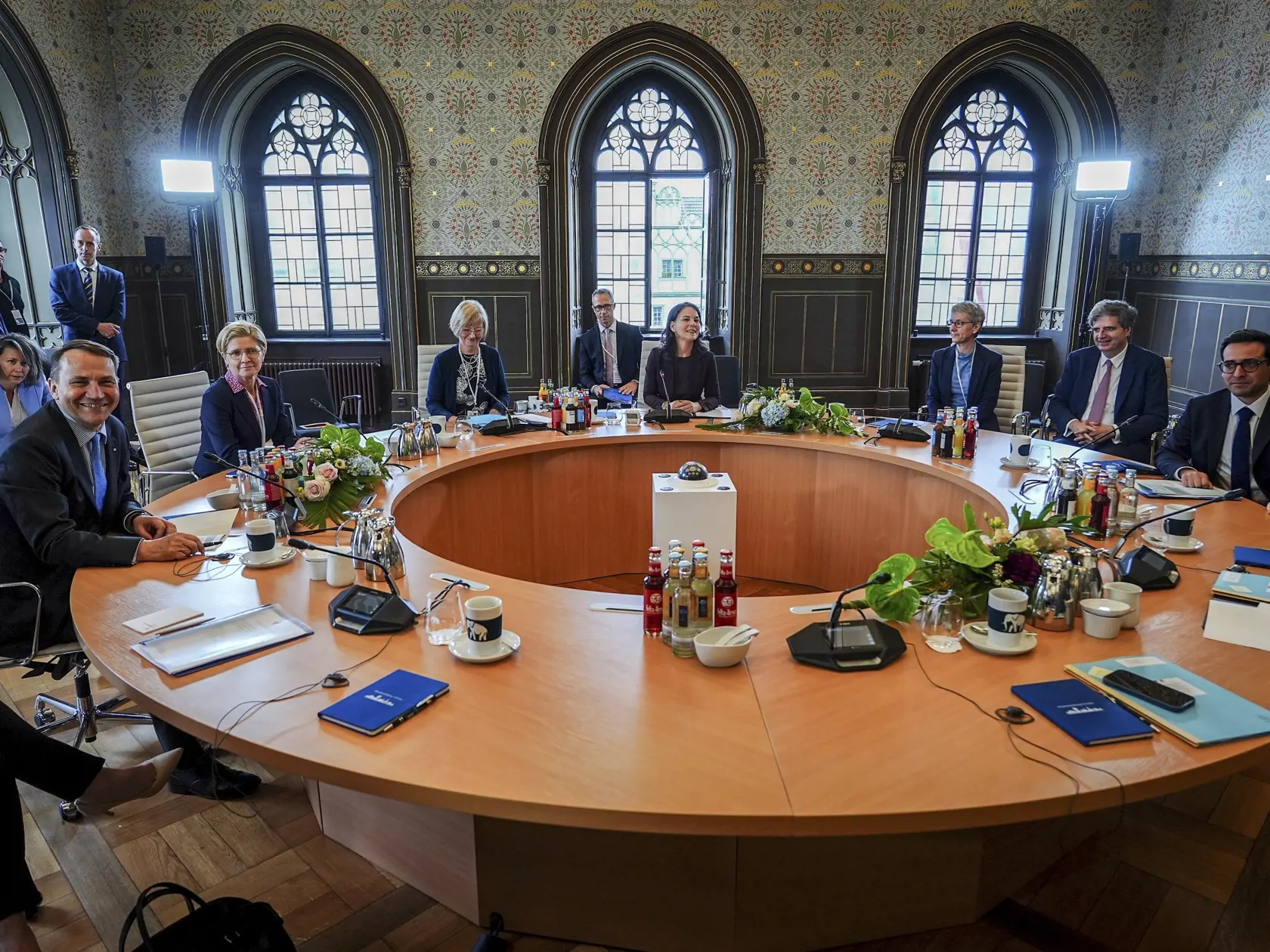 JB 40 Weimar - Sprava francúzsky minister zahraničných vecí Stéphan Séjourné, nemecká ministerka zahraničných vecí Annalena Baerbocková a šéf poľskej diplomacie Radoslaw Sikorski počas rokovania za okrúhlym stolom v rámci stretnutia ministrov zahraničných vecí Weimarského trojuholníka vo Weimare 22. mája 2024. FOTO TASR/AP 

Poland's Foreign Minister Radoslaw Sikorski, at the table left, German Foreign Minister Annalena Baerbock, at the table center, and Foreign Minister of France, Stephane Sejo