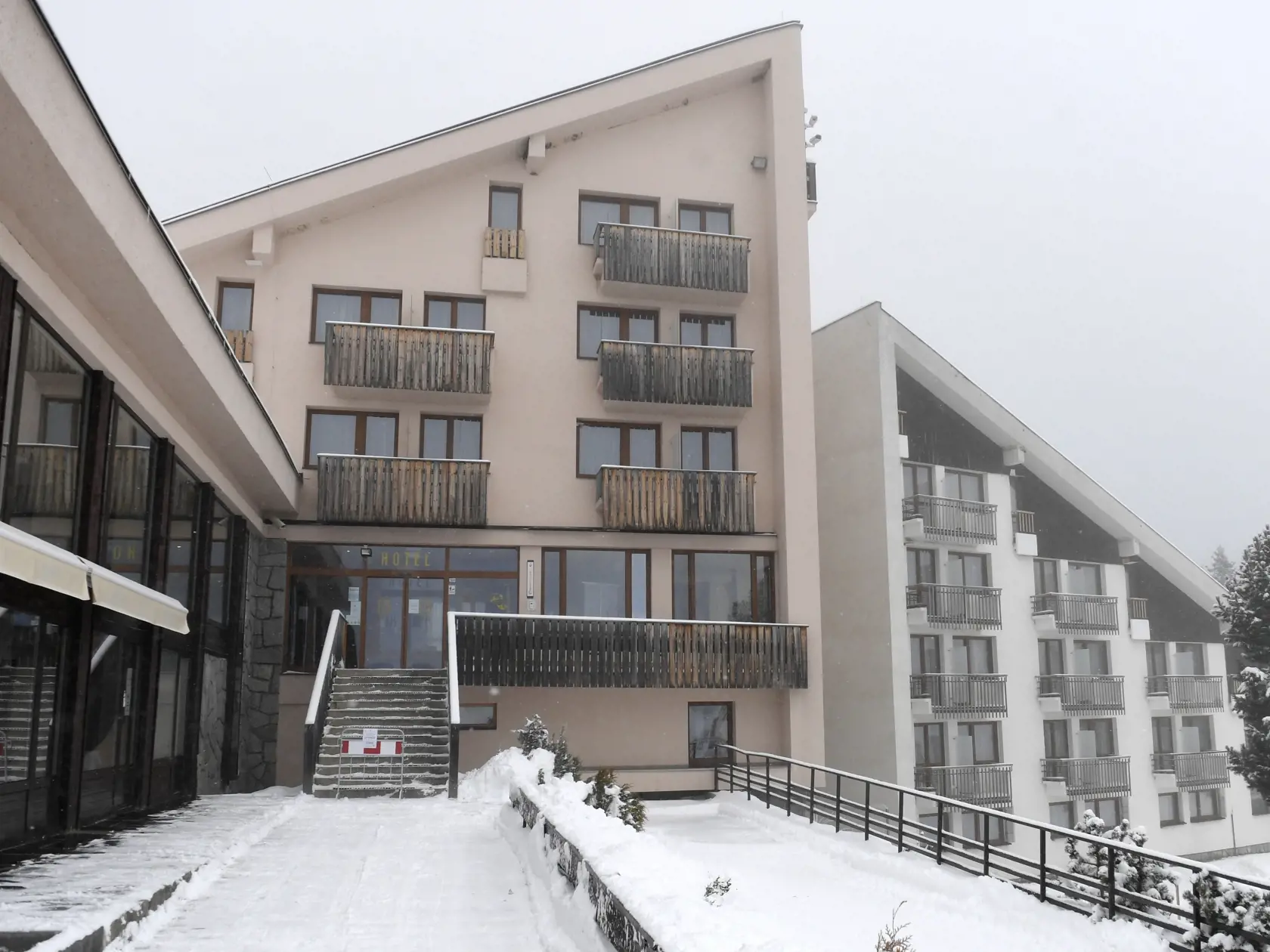 Hotely môžu od soboty fungovať v režime OP (očkovaní, po prekonaní ochorenia COVID-19. Na snímke zatvorený hotel FIS na Štrbskom plese kvôli protipandemickým opatreniam 6. decembra 2021. FOTO TASR - František Iván