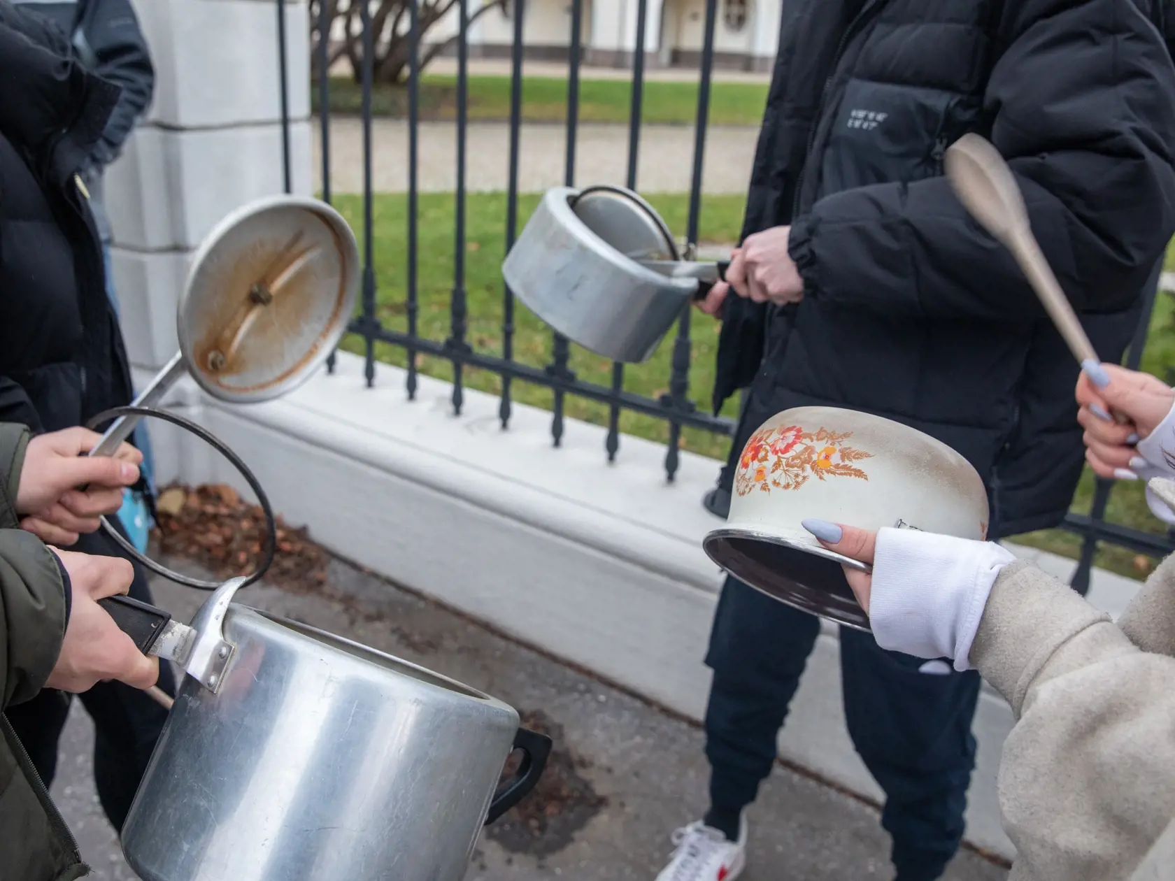 Na snímke je protest podnikateľov v oblasti gastrosektora krorí prišli pred úrad vlády. Chcú otvorenie svojich prevádzok a odškodnenie za obdobie, počas ktorého museli byť zatvorené reštaurácie a hotely.