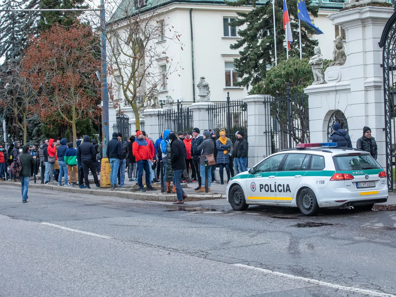 Na snímke je protest podnikateľov v oblasti gastrosektora krorí prišli pred úrad vlády. Chcú otvorenie svojich prevádzok a odškodnenie za obdobie, počas ktorého museli byť zatvorené reštaurácie a hotely.
