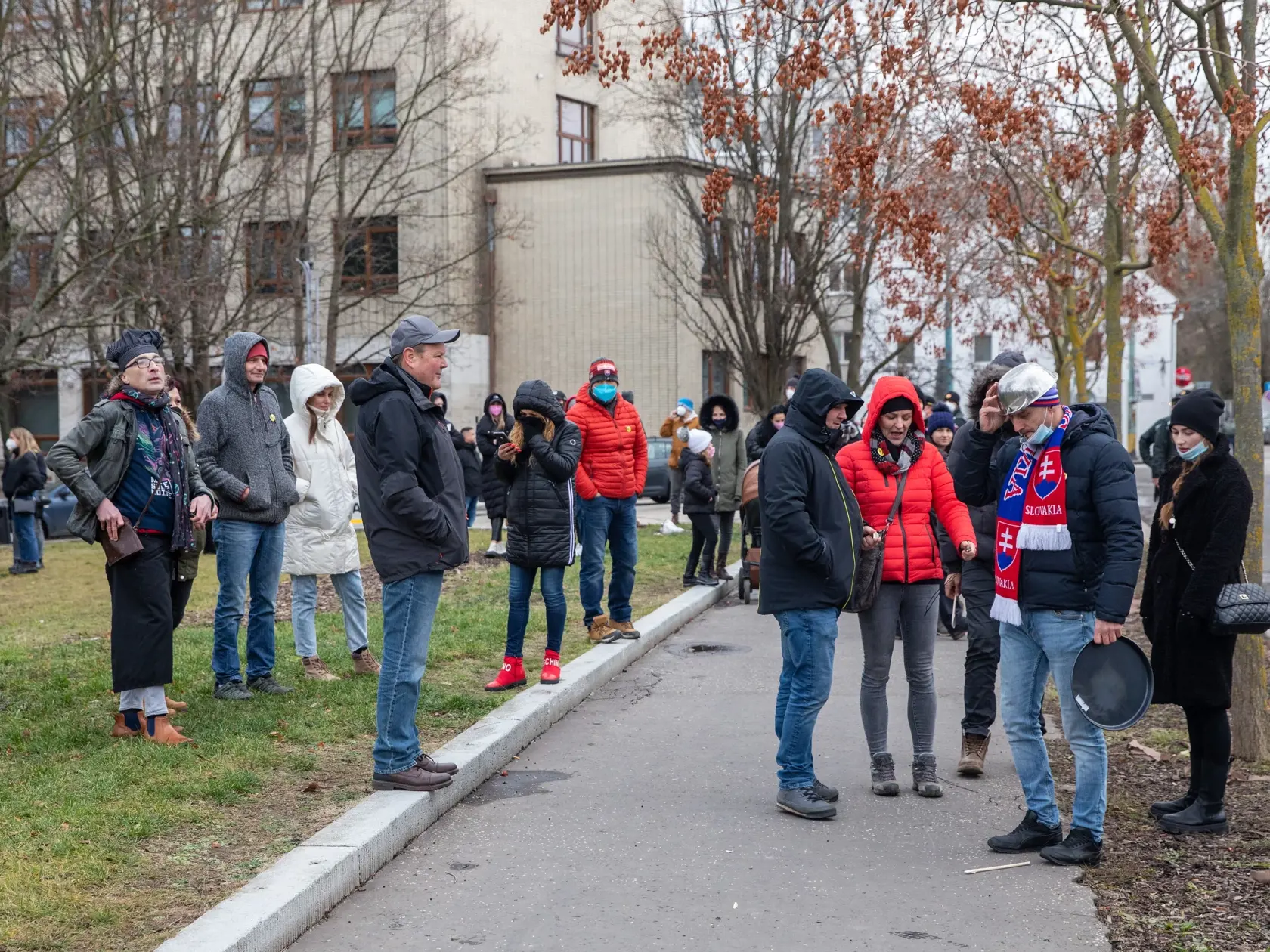 Na snímke je protest podnikateľov v oblasti gastrosektora krorí prišli pred úrad vlády. Chcú otvorenie svojich prevádzok a odškodnenie za obdobie, počas ktorého museli byť zatvorené reštaurácie a hotely.