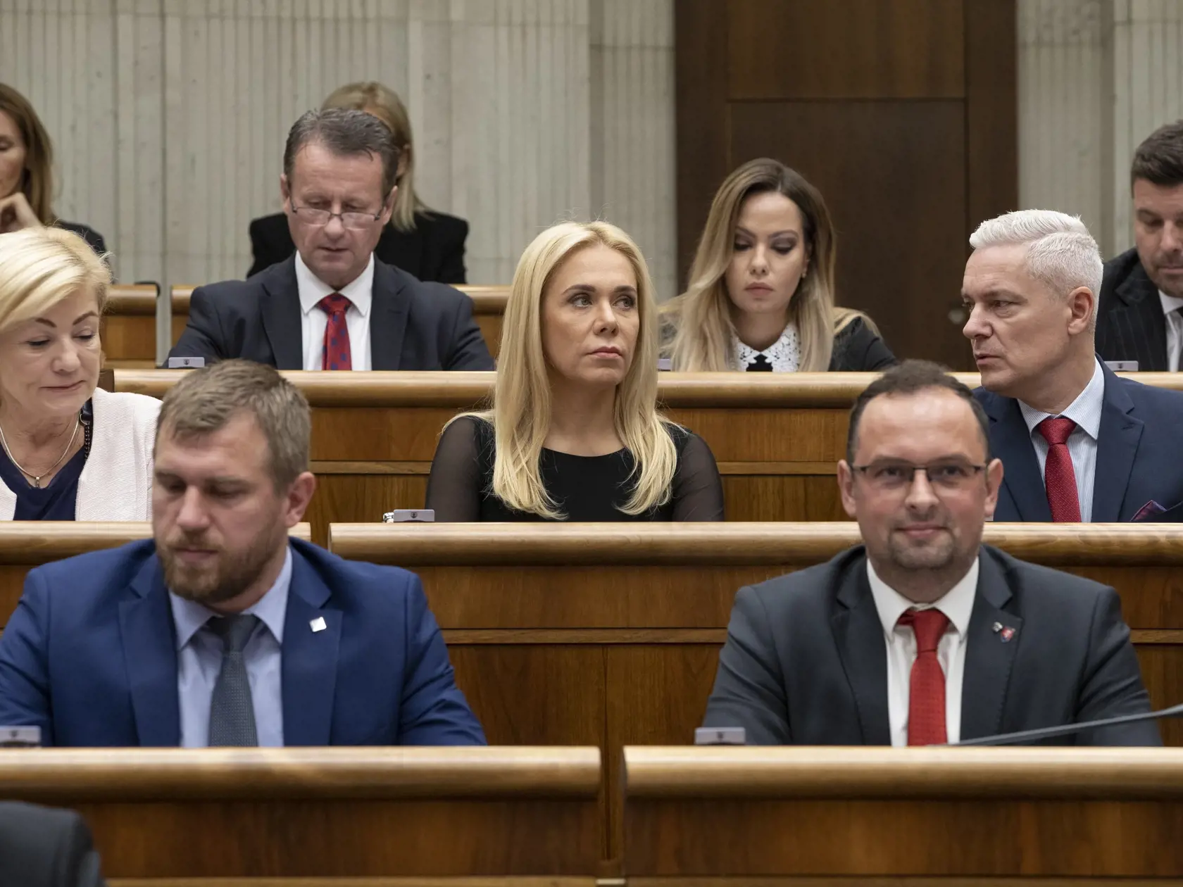 Za odchod ministra hlasovali aj nezaradení poslanci z, podľa prieskumov, najsilnejšej strany na Slovensku Hlas-SD.