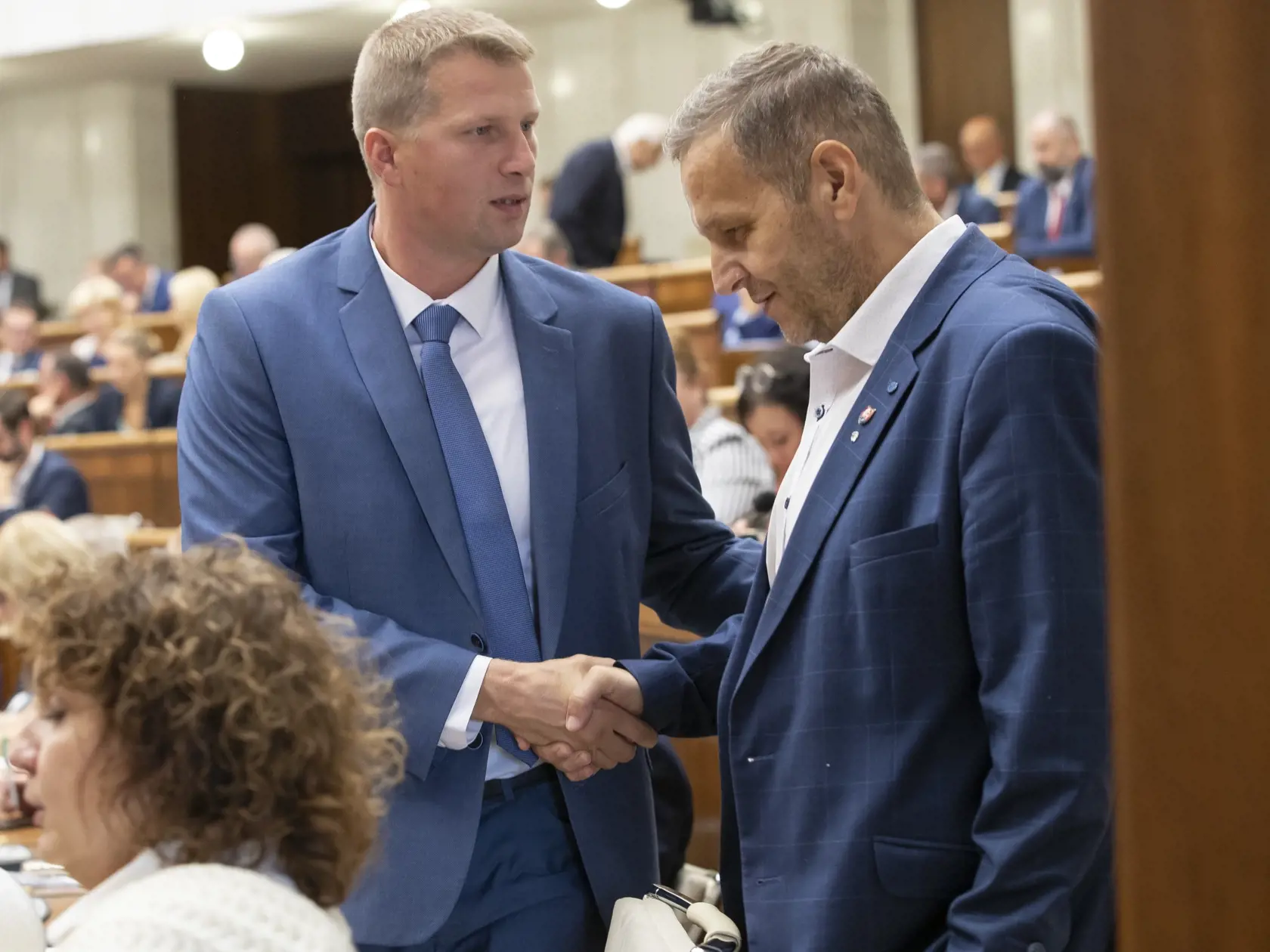 Staronový poslanec Peter Cseh sa zvítal so svojimi kolegami z OĽANO. Všetci prítomní členovia klubu hlasovali jasne proti odvolaniu Igora Matoviča z funkcie ministra financií. Neprítomní boli Kozelová, Šíbl, Mierna, Vaňová, Halák, Kerekréti, Zajačik, Čekovský a Šudík.