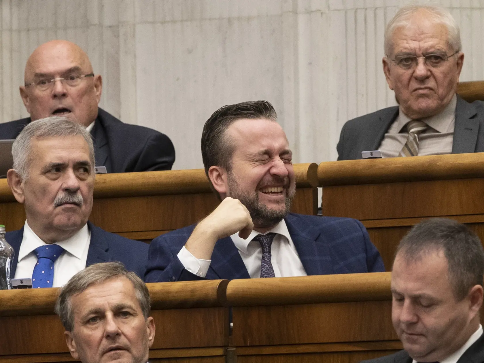 Zo strany Smer - slovenská sociálna demokracia sa hlasovania zúčastnili všetci poslanci, ktorí jednohlasne volili ministrov odchod z funkcie.