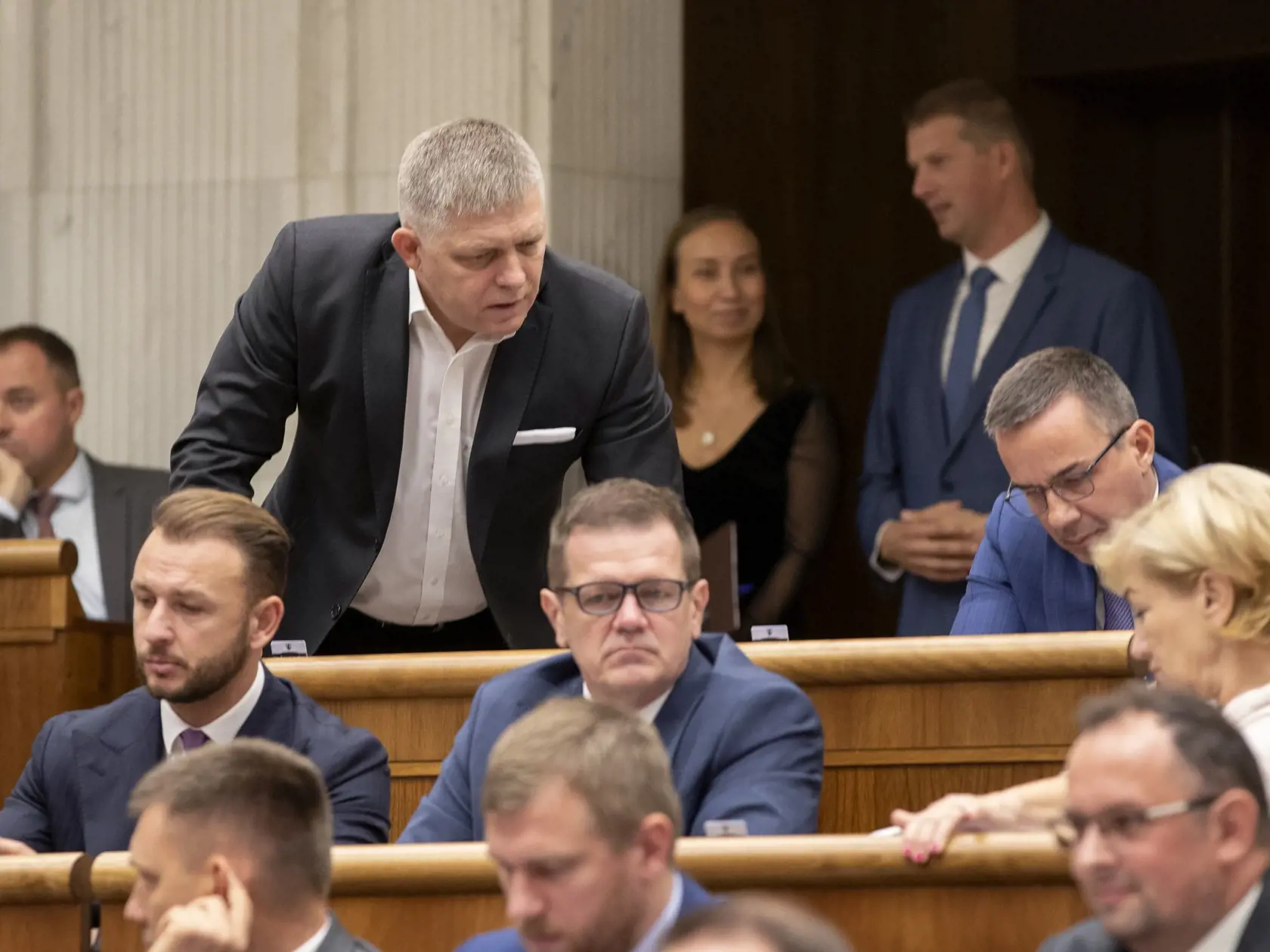 V pléne bol aktívny Robert Fico, ktorý od volieb Matoviča neustále kritizuje. Hoci jeho strana dodala množstvo hlasov na odvolanie, nestačilo to.